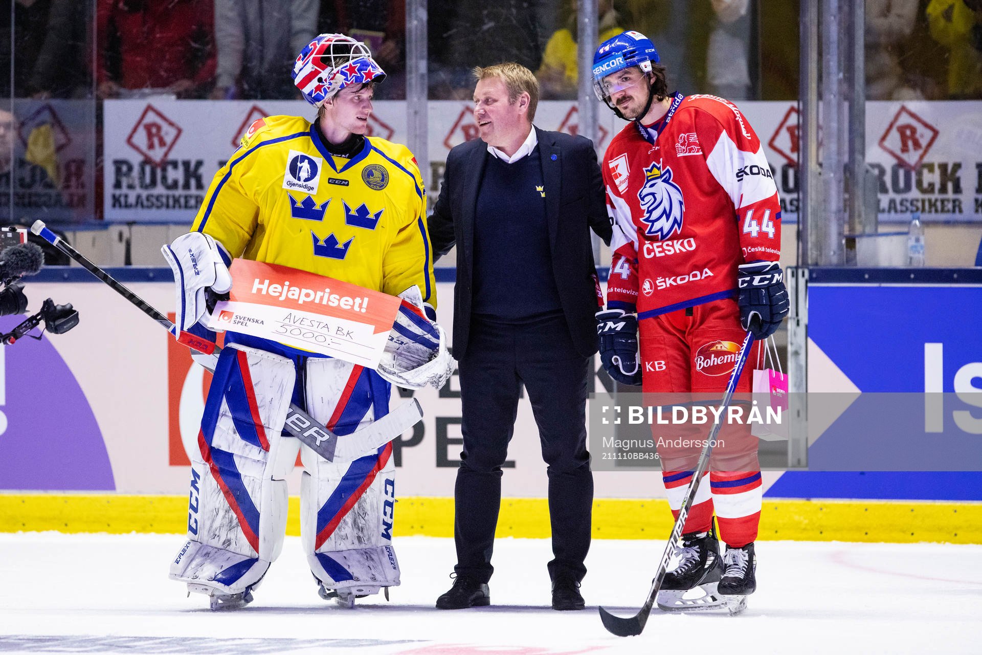 Sveriges målvakt  Lars Johansson och Tjeckiens Matej