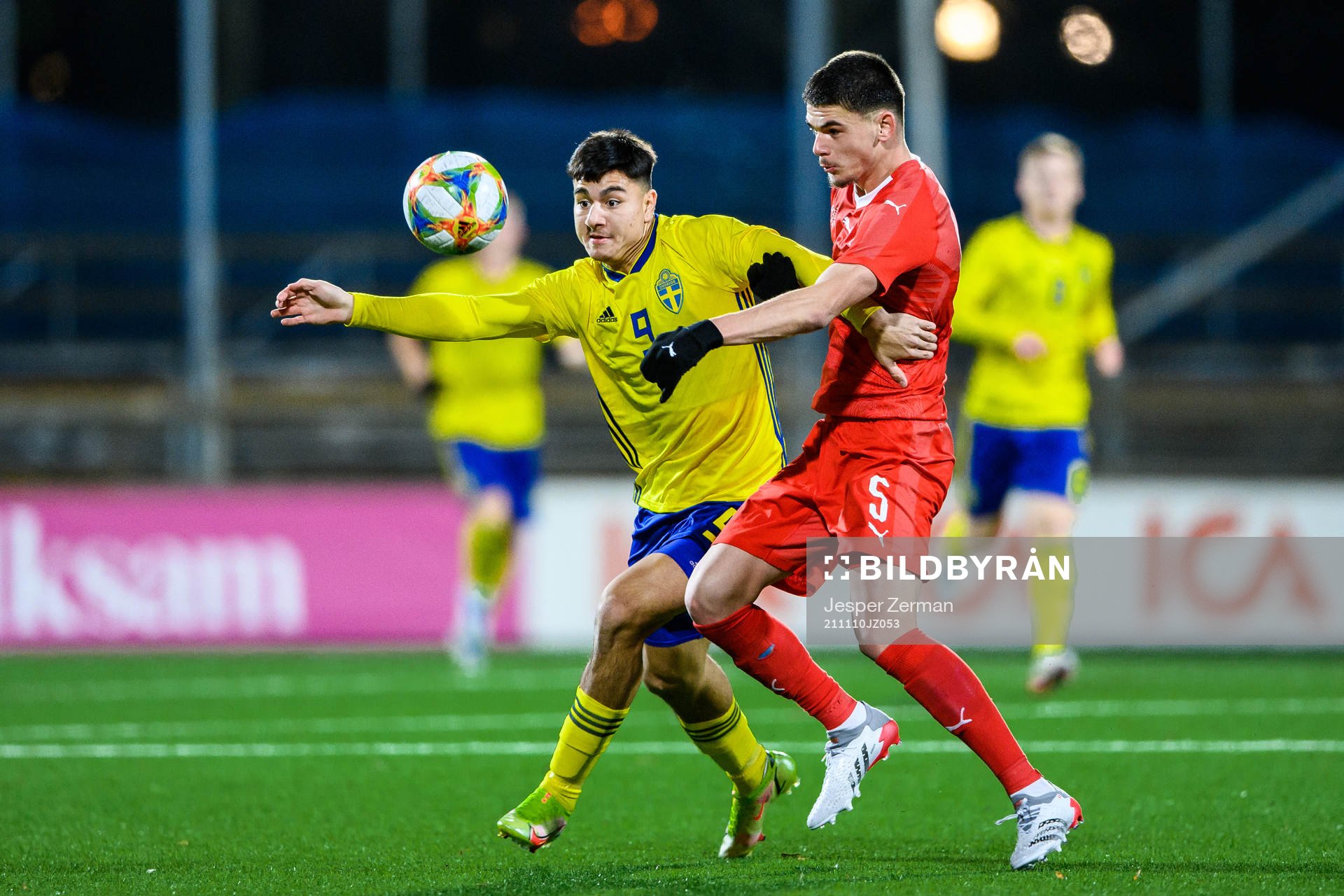 Sveriges Jusef Erabi mot Schweiz Albian Hajdari under P18-landskampen mellan Schweiz och Sverige den 10 november 2021 i Stockholm. 