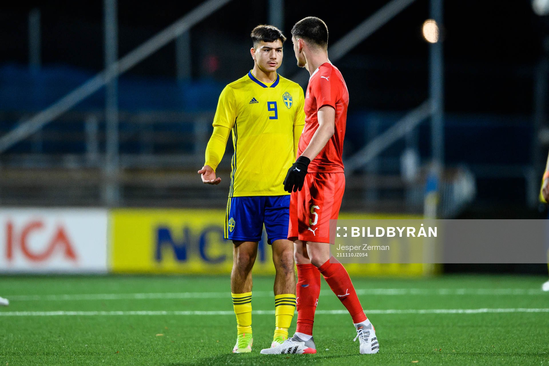 Sveriges Jusef Erabi och Schweiz Albian Hajdari i en