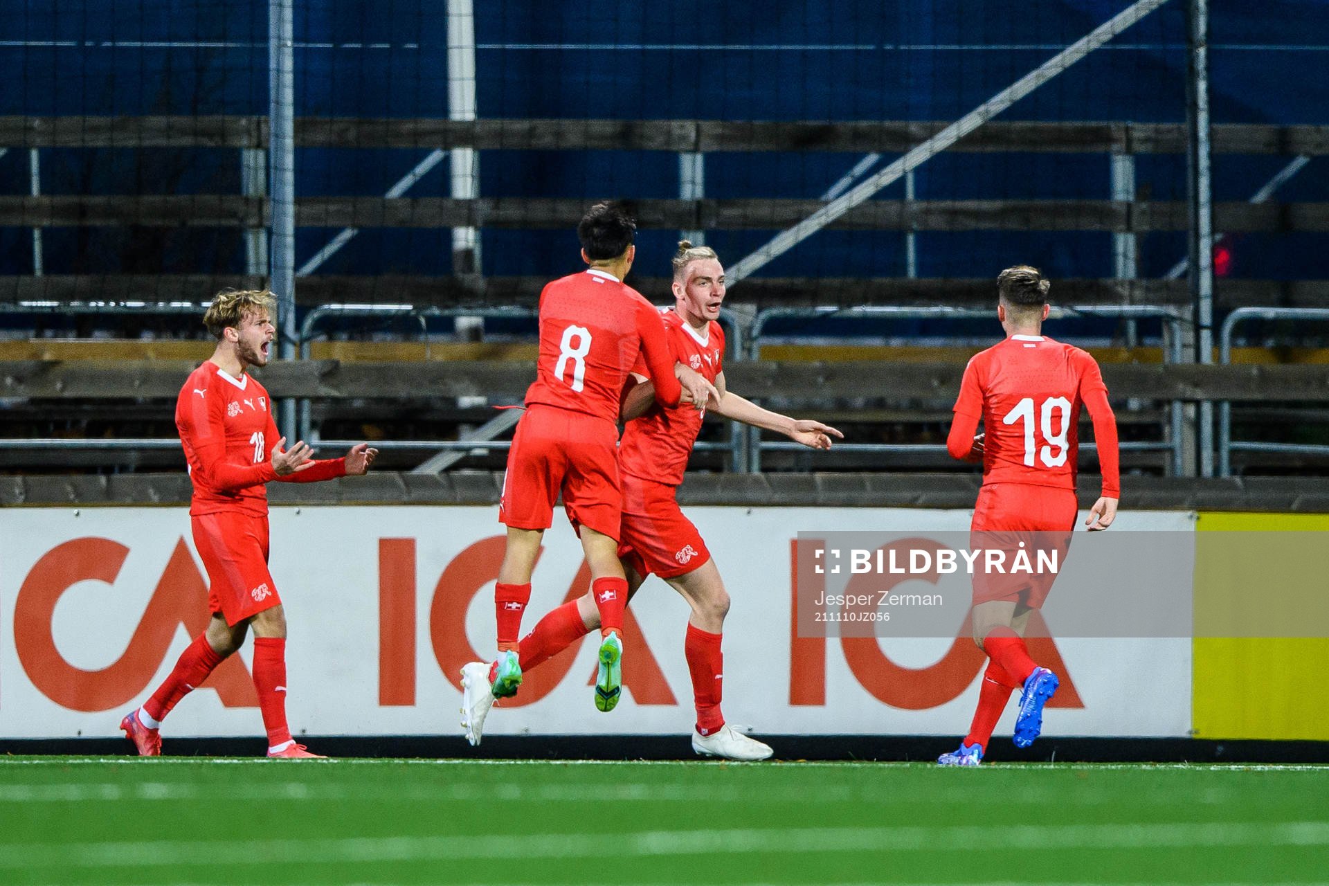 Schweiz Bradley Fink jublar med lagkamrater efter 1-1 under P18-landskampen mellan Schweiz och Sverige den 10 november 2021 i Stockholm. 