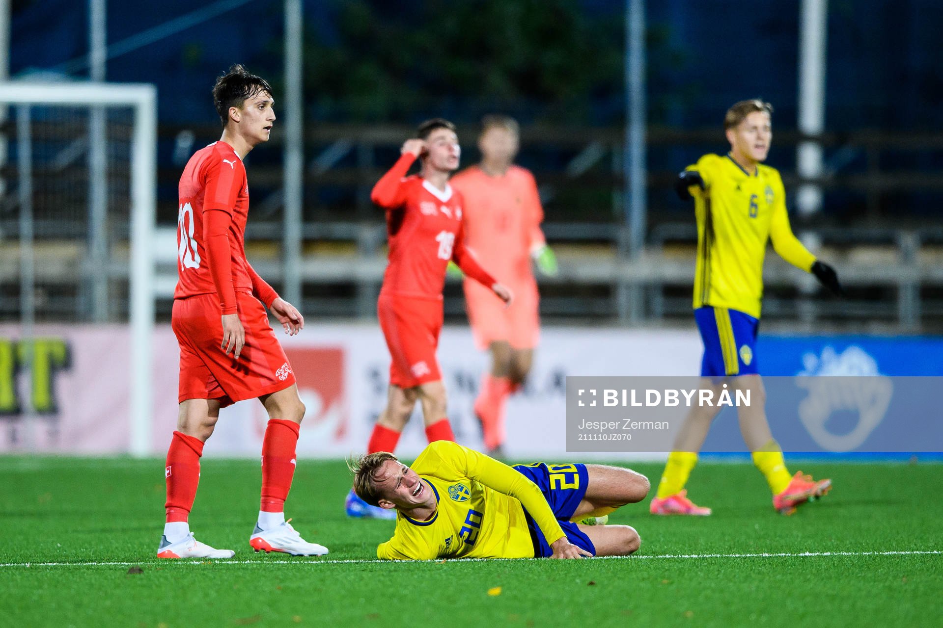 Sveriges Oscar Vilhelmsson har ont under P18-landskampen mellan Schweiz och Sverige den 10 november 2021 i Stockholm. 