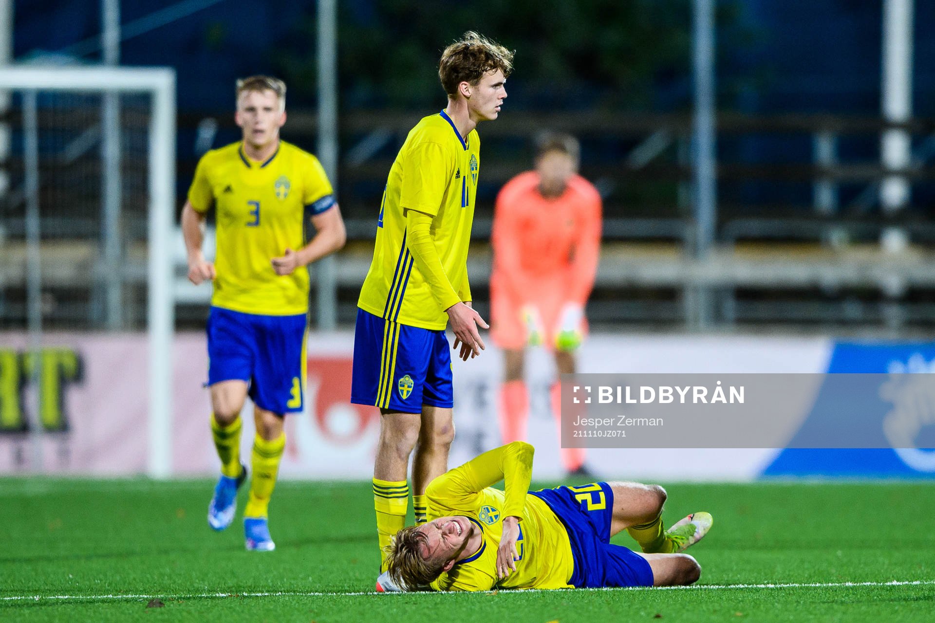 Sveriges Oscar Vilhelmsson har ont under P18-landskampen mellan Schweiz och Sverige den 10 november 2021 i Stockholm. 