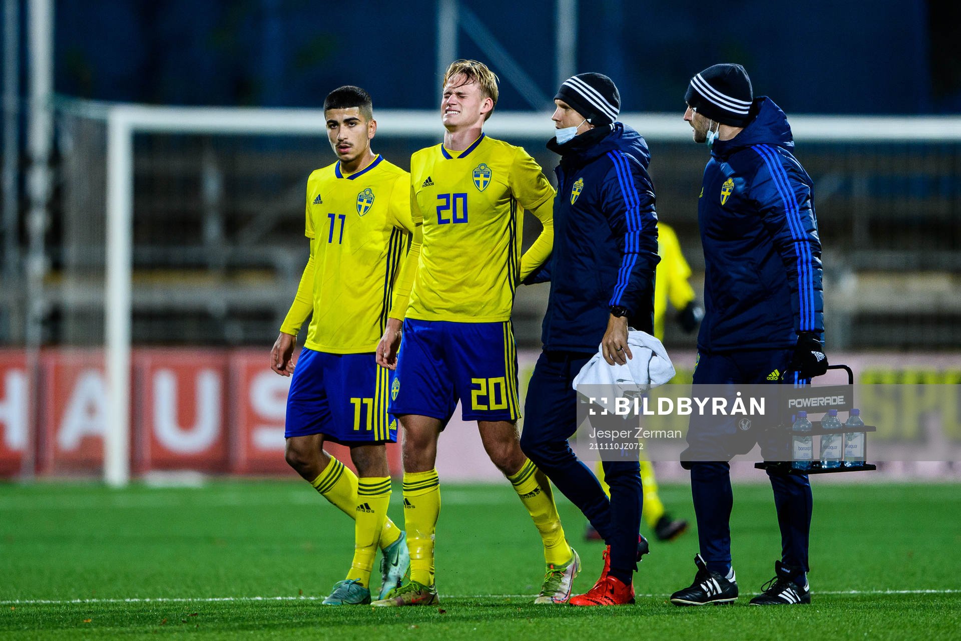 Sveriges Oscar Vilhelmsson har ont under P18-landskampen mellan Schweiz och Sverige den 10 november 2021 i Stockholm. 
