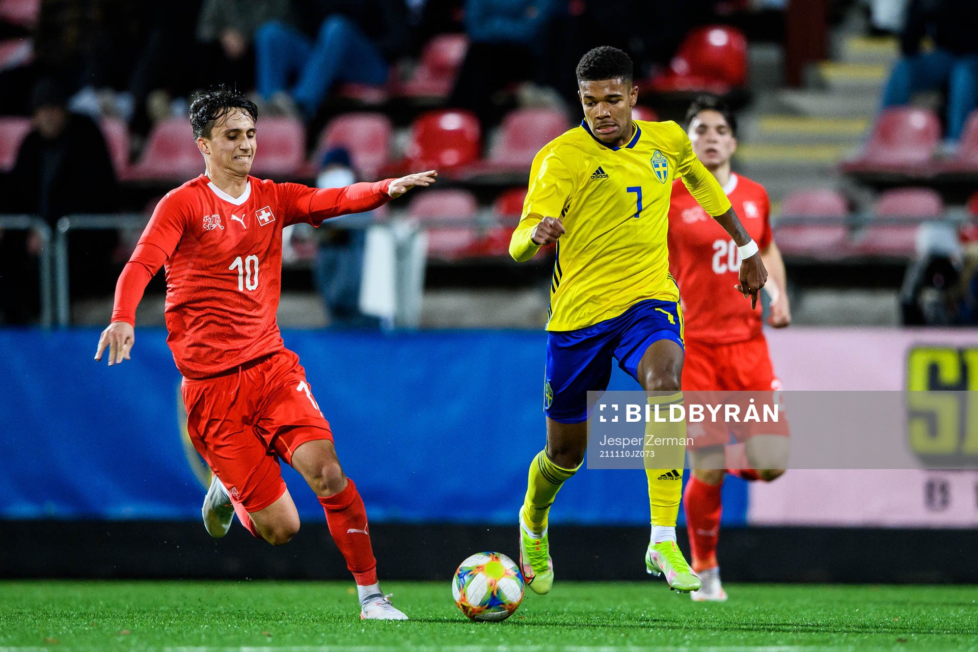 Schweiz Noah Rupp och Sveriges Emil Roback under P18-landskampen mellan Schweiz och Sverige den 10 november 2021 i Stockholm. 