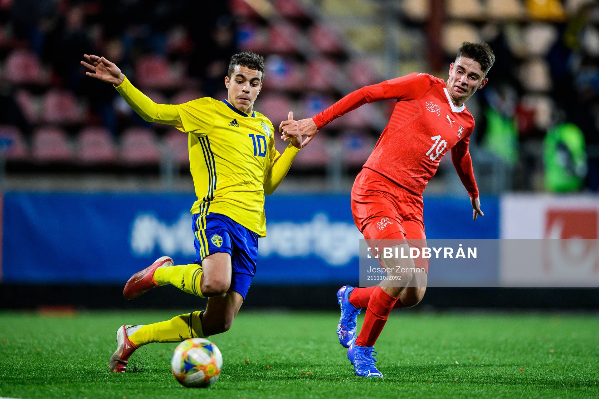 Sveriges Yasin Ayari och Schweiz Silvan Schwegler under P18-landskampen mellan Schweiz och Sverige den 10 november 2021 i Stockholm. 