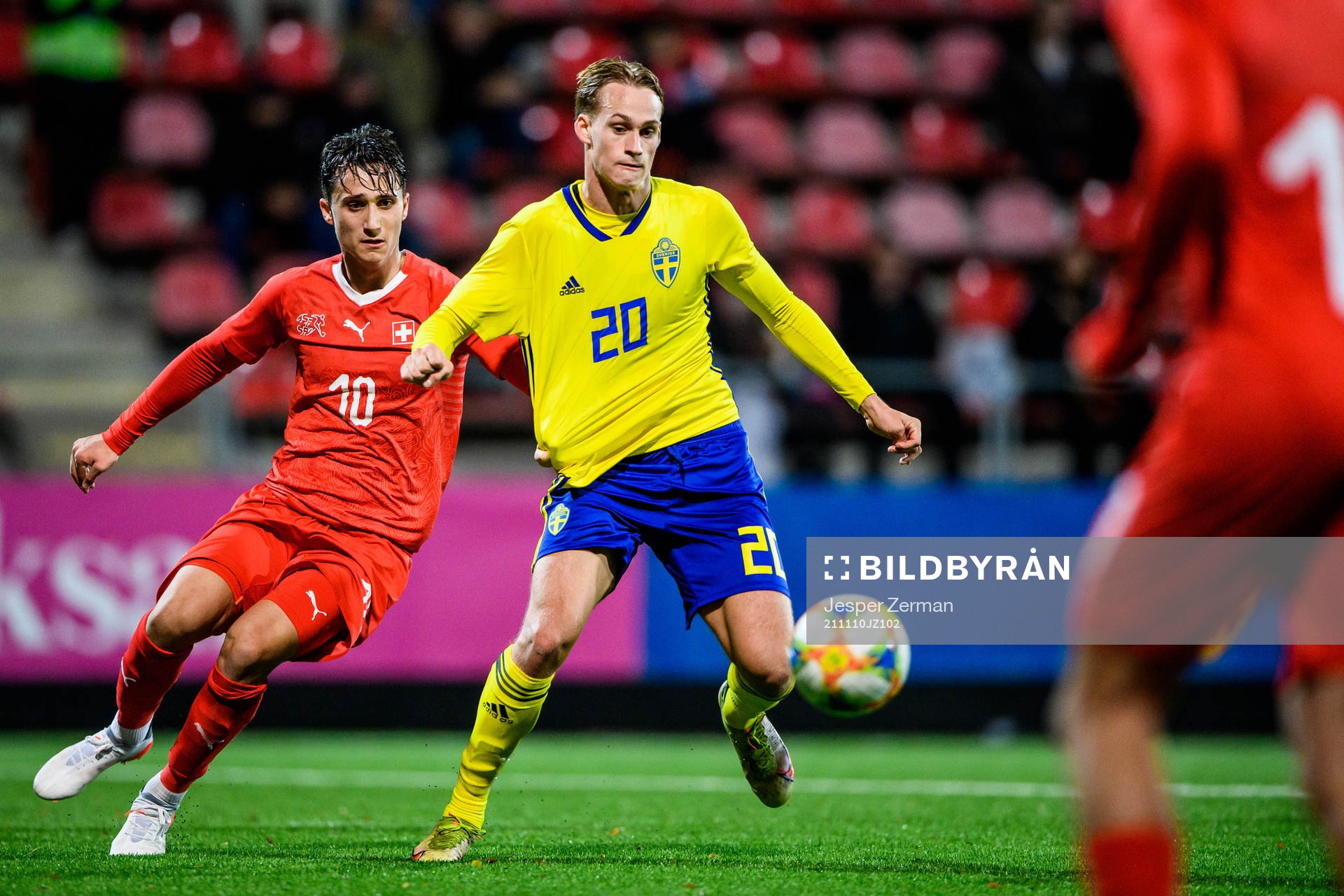 Schweiz Noah Rupp och Sveriges Oscar Vilhelmsson under P18-landskampen mellan Schweiz och Sverige den 10 november 2021 i Stockholm. 