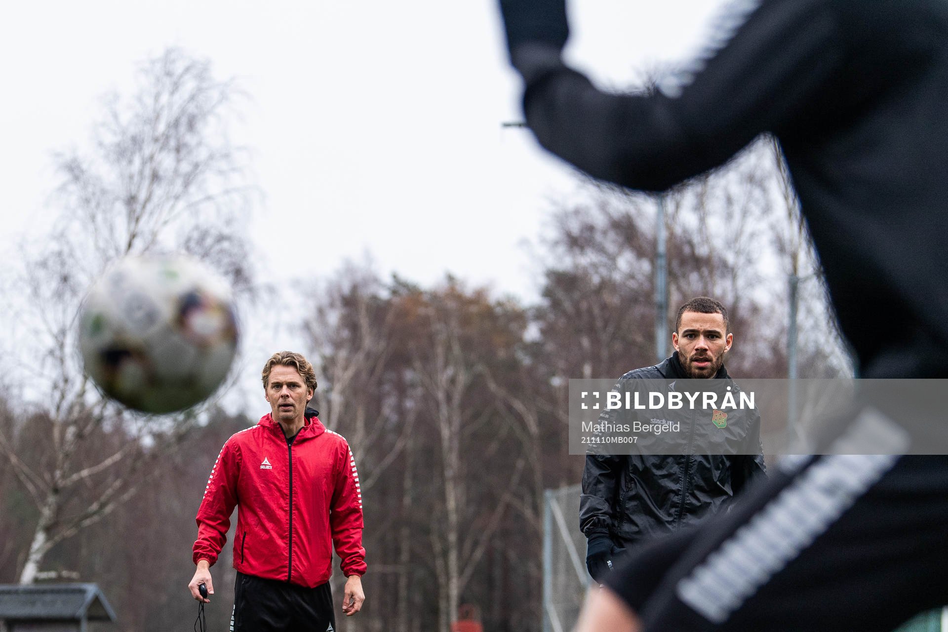 Tränare Fredrik Holmberg och Malkolm Moenza