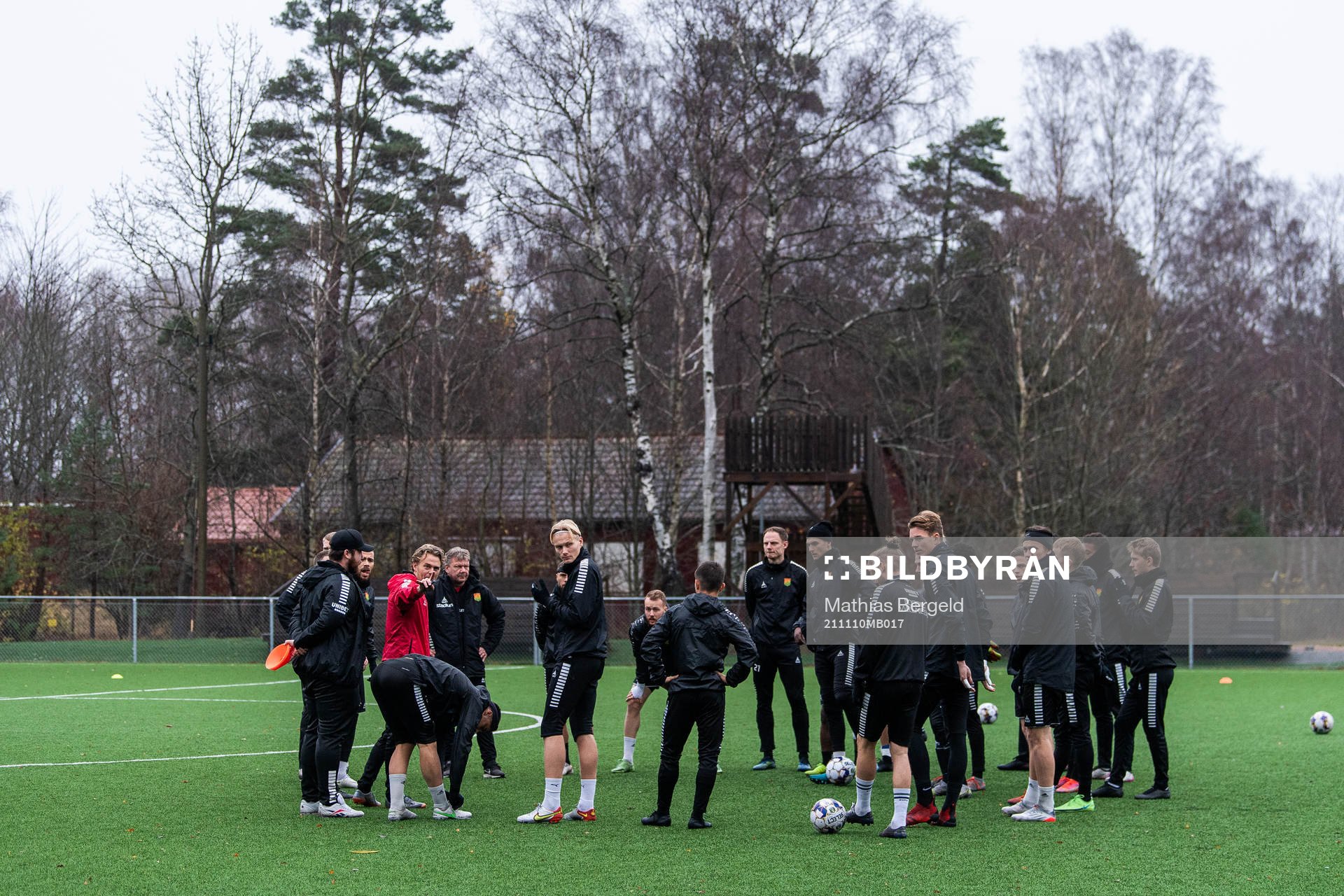 Tränare Fredrik Holmberg med spelarna