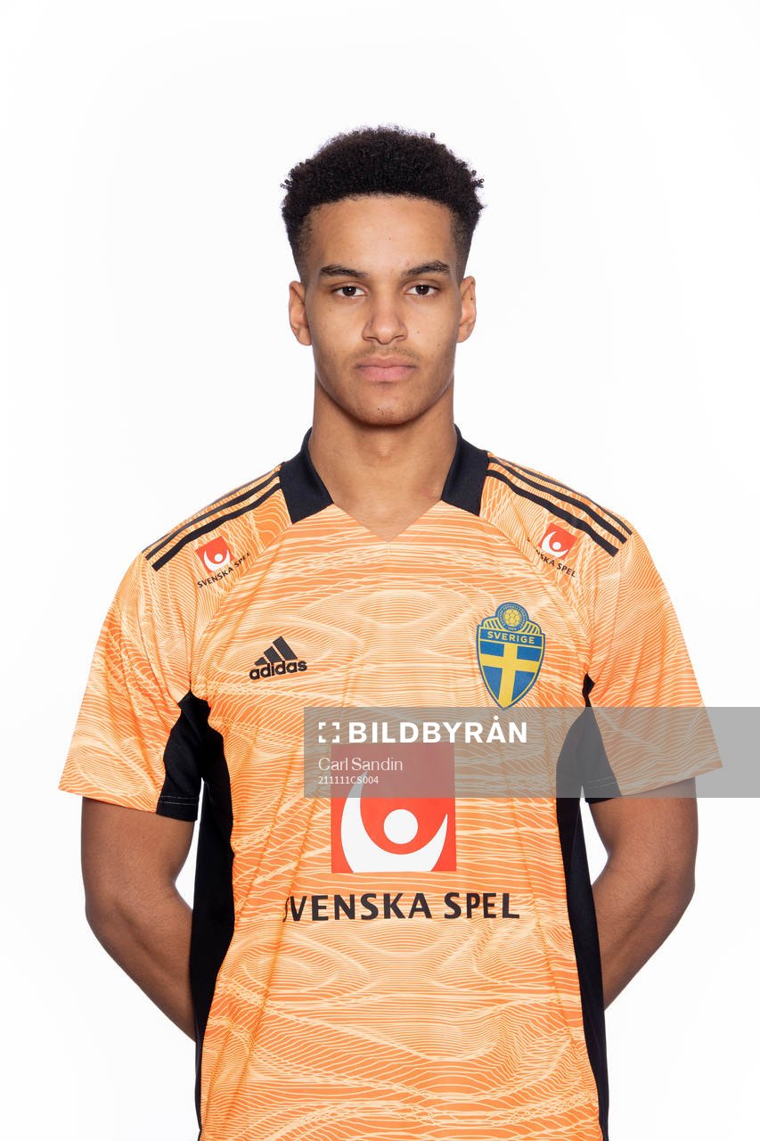 Målvakt Oliver Dovin poserar för ett porträtt under en fotografering med Sveriges U21 landslag den 11 november 2021 i Borås. 