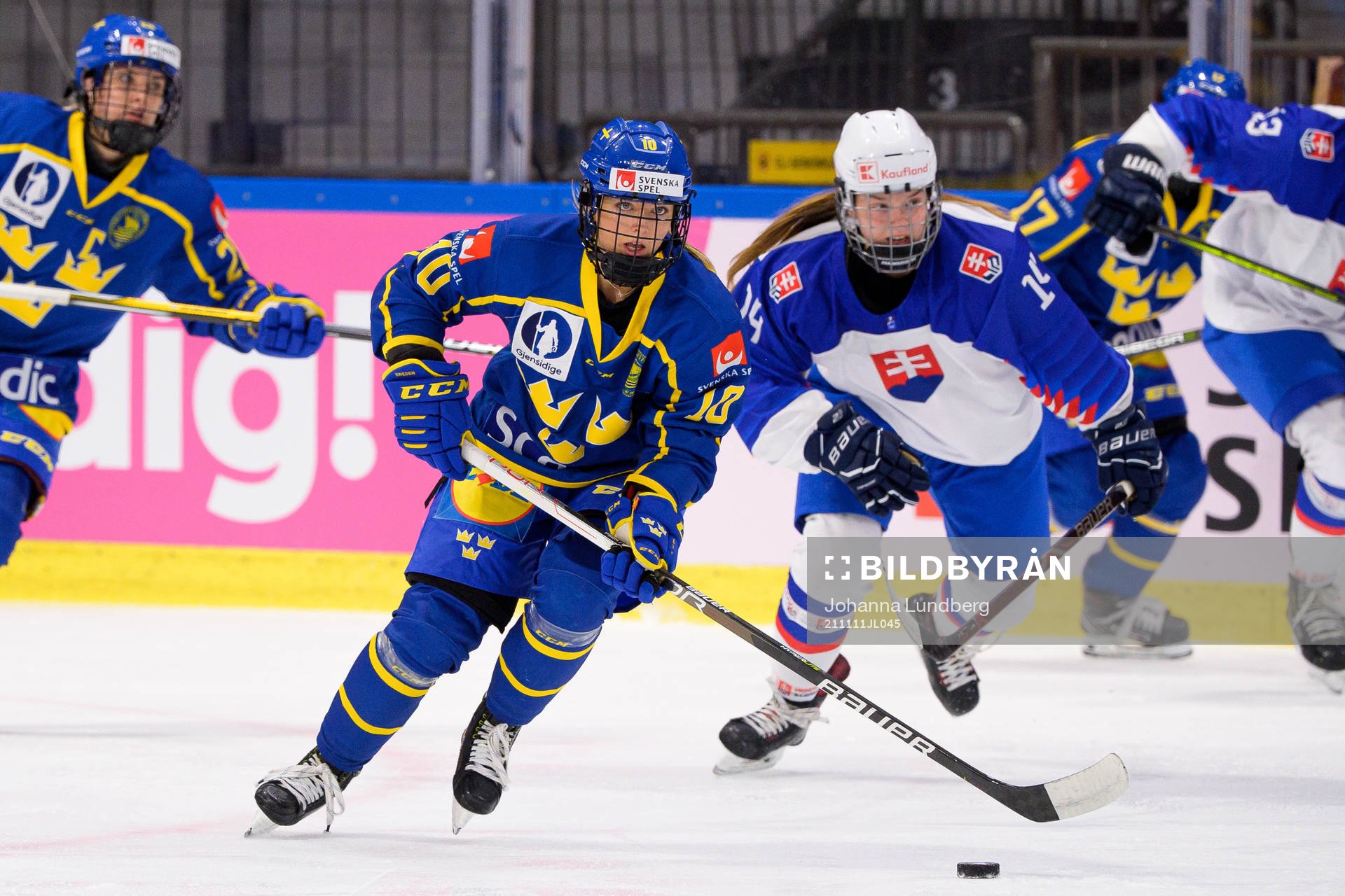 Mina Waxin of Sweden and Julia Matejkova of Slovakia