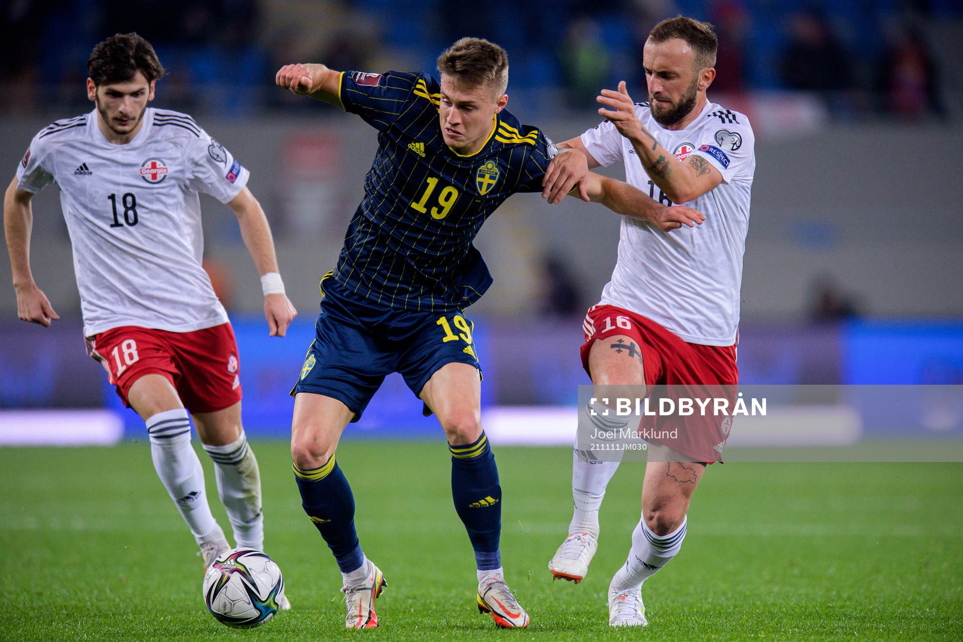 Mattias Svanberg of Sweden against Khvicha Kvaratskhelia