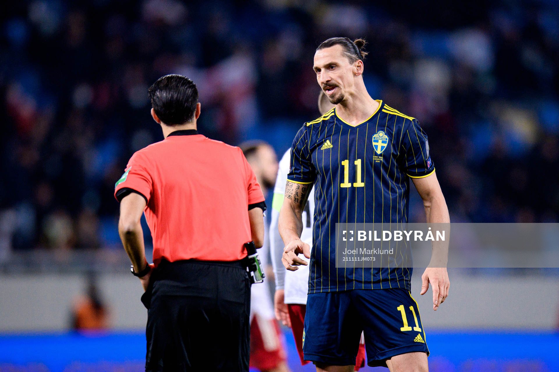 Referee Serdar Gözübüyük and Zlatan Ibrahimovic of