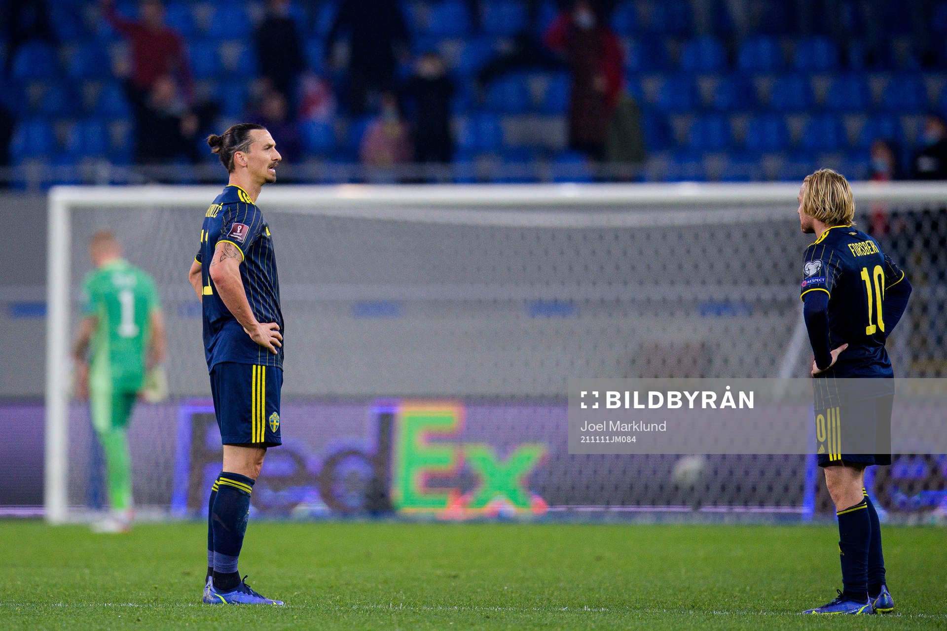 Zlatan Ibrahimovic and Emil Forsberg of Sweden look dejected