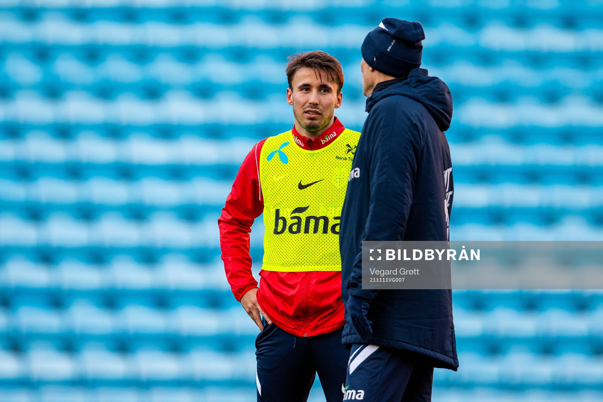Anders Trondsen talks to Ståle Solbakken, head coach of