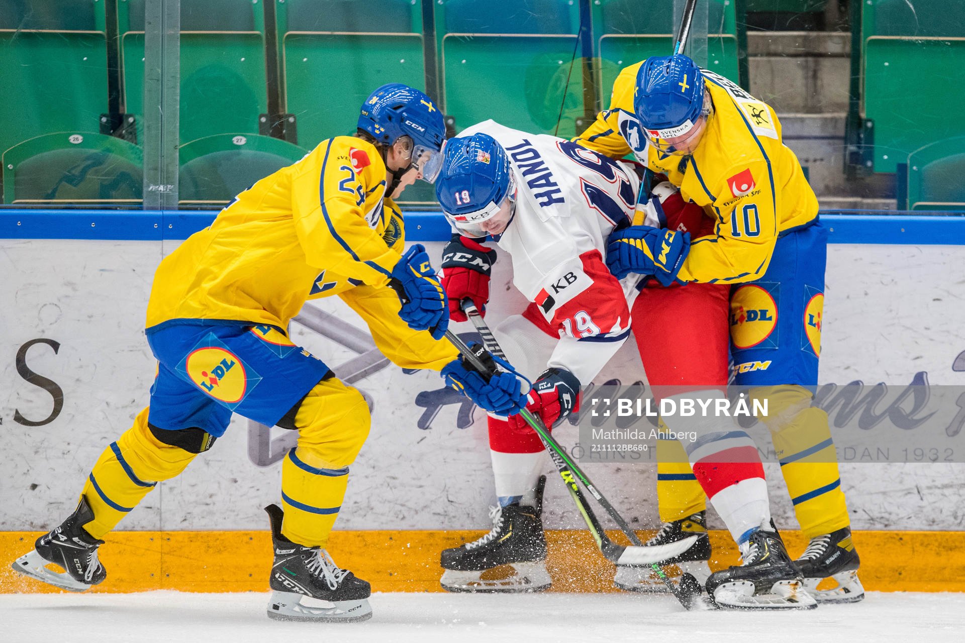 Elliot Ekmark and Victor Sjöholm of Sweden against Tobias