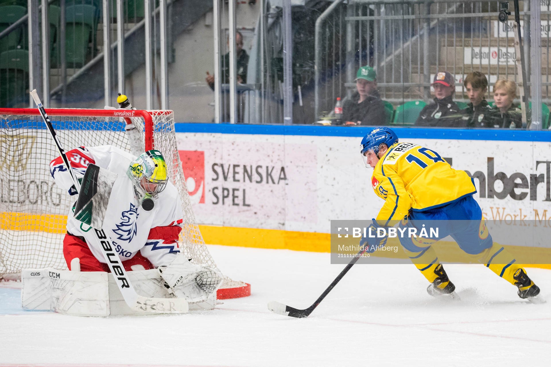 Zion Nybeck of Sweden and goalkeeper Jakub Malek of Czech