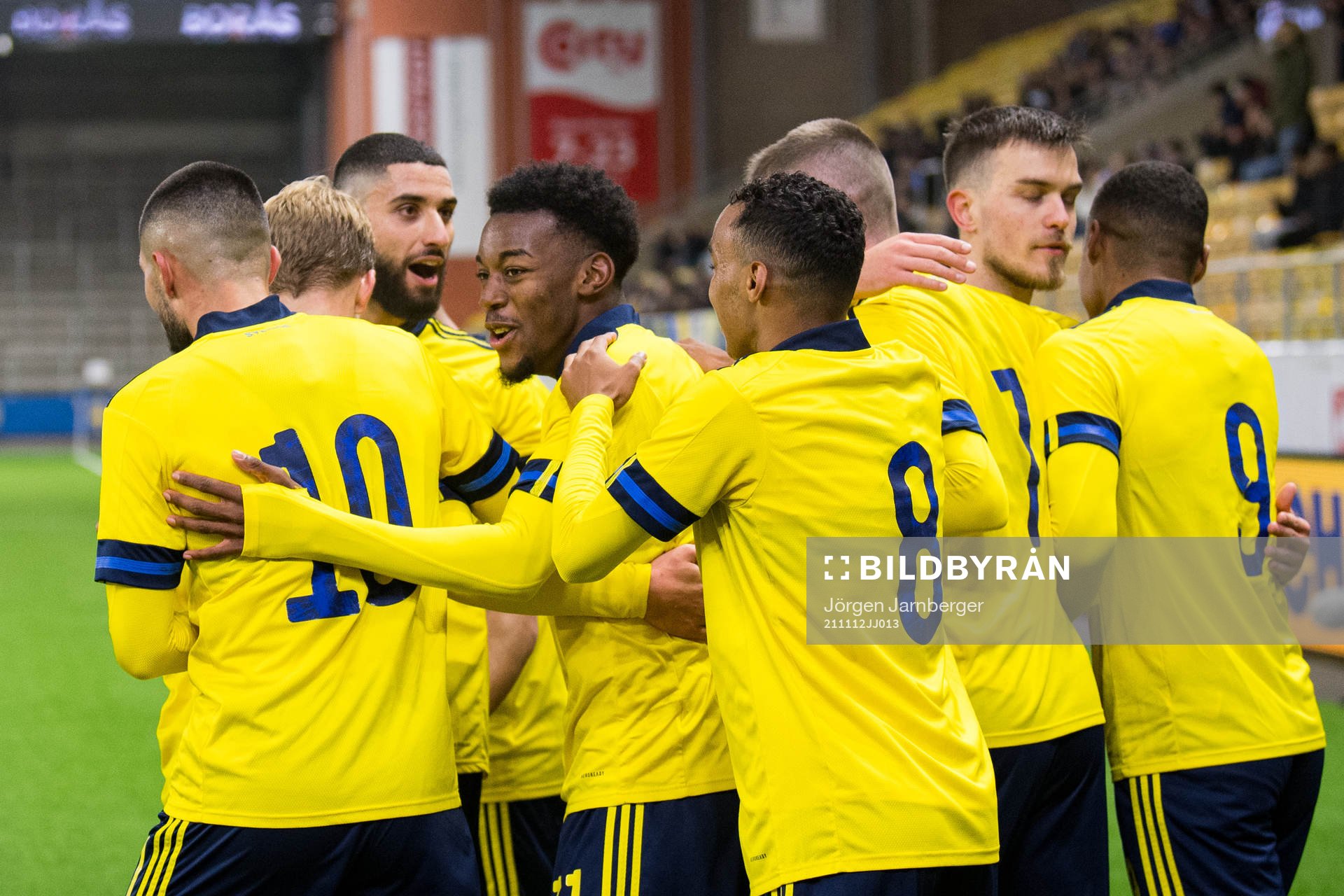 Anthony Elanga of Sweden celebrate with teammates