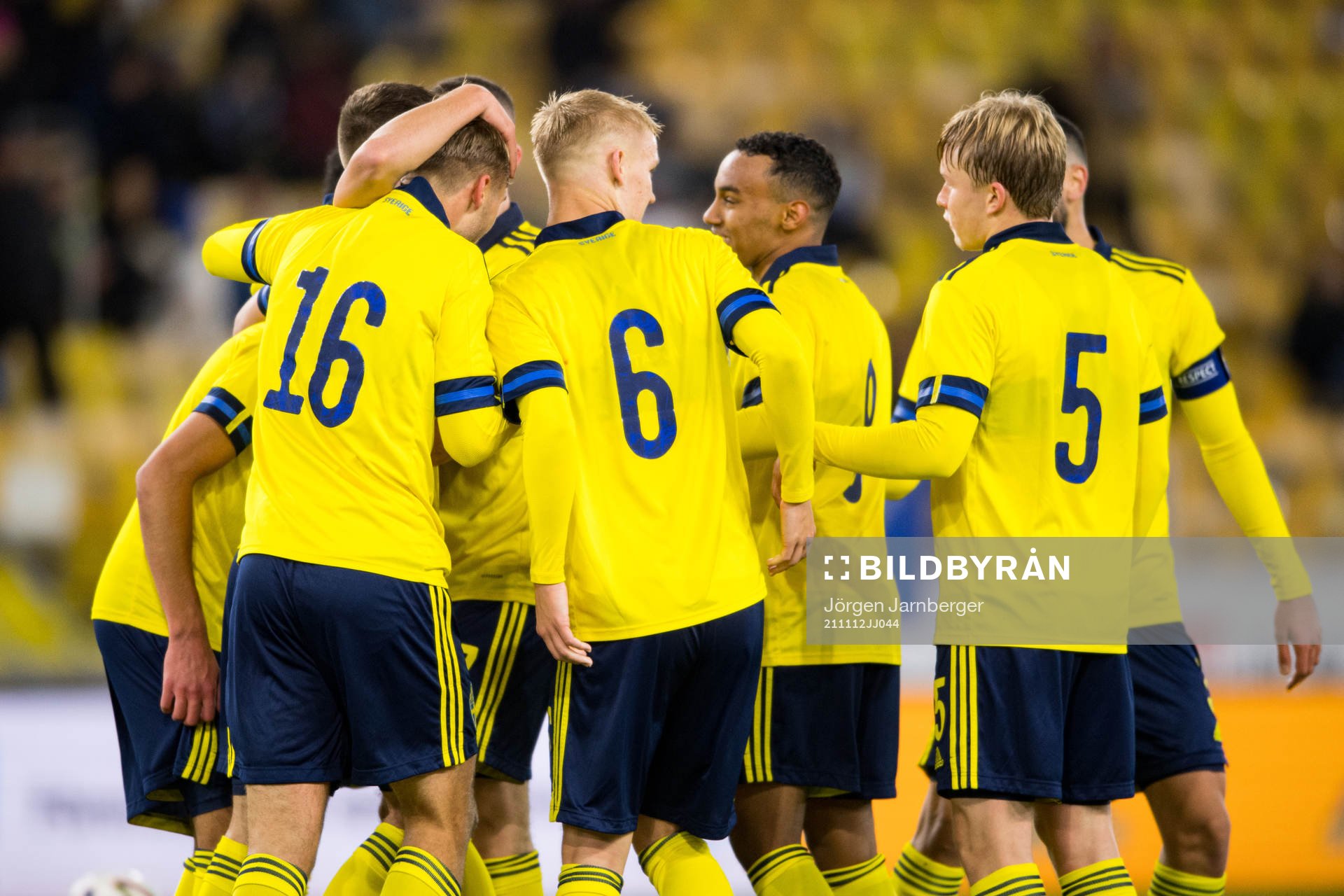 Benjamin Nygren of Sweden celebrate with teammates