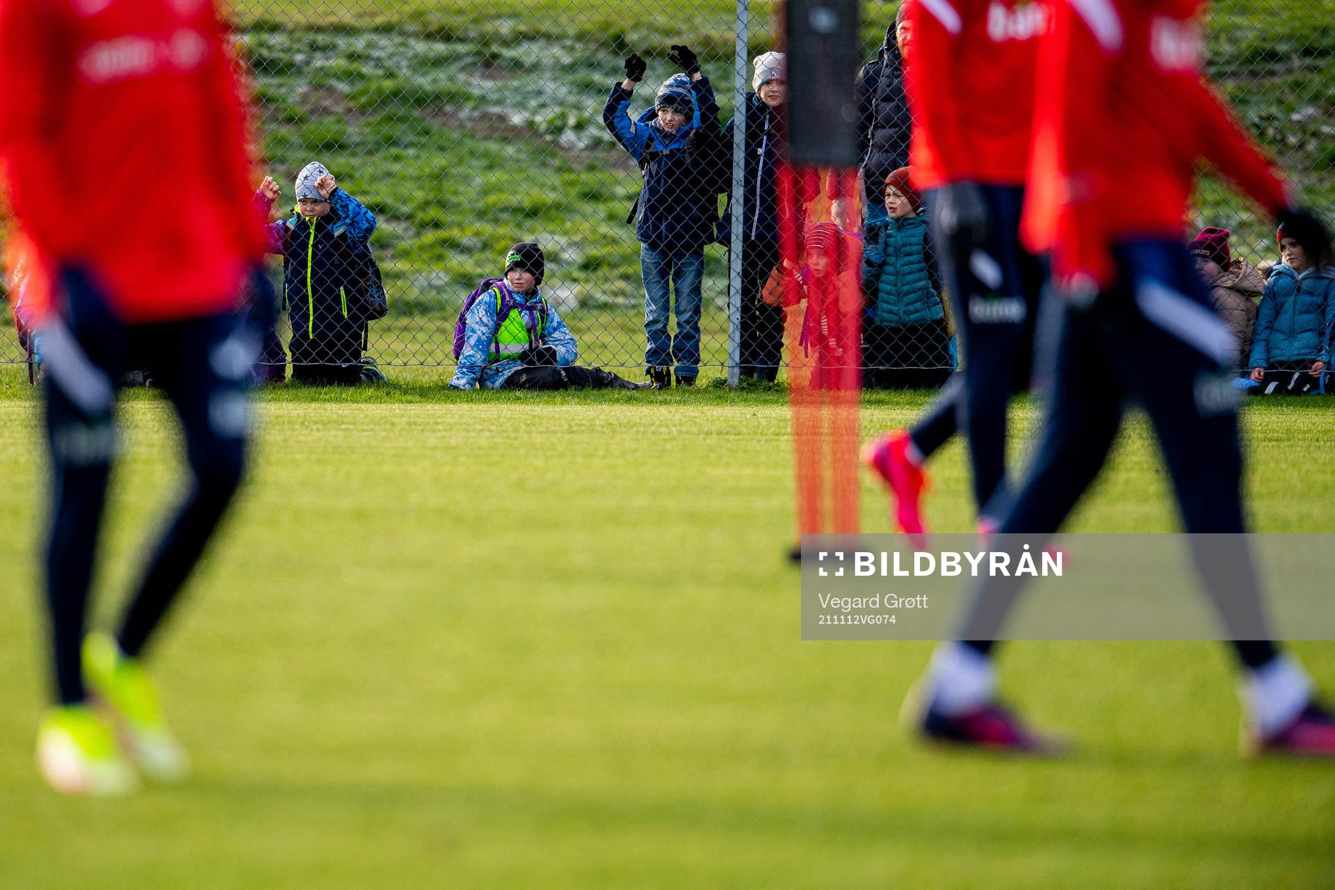 Kids watch a training session with the Norwegian national