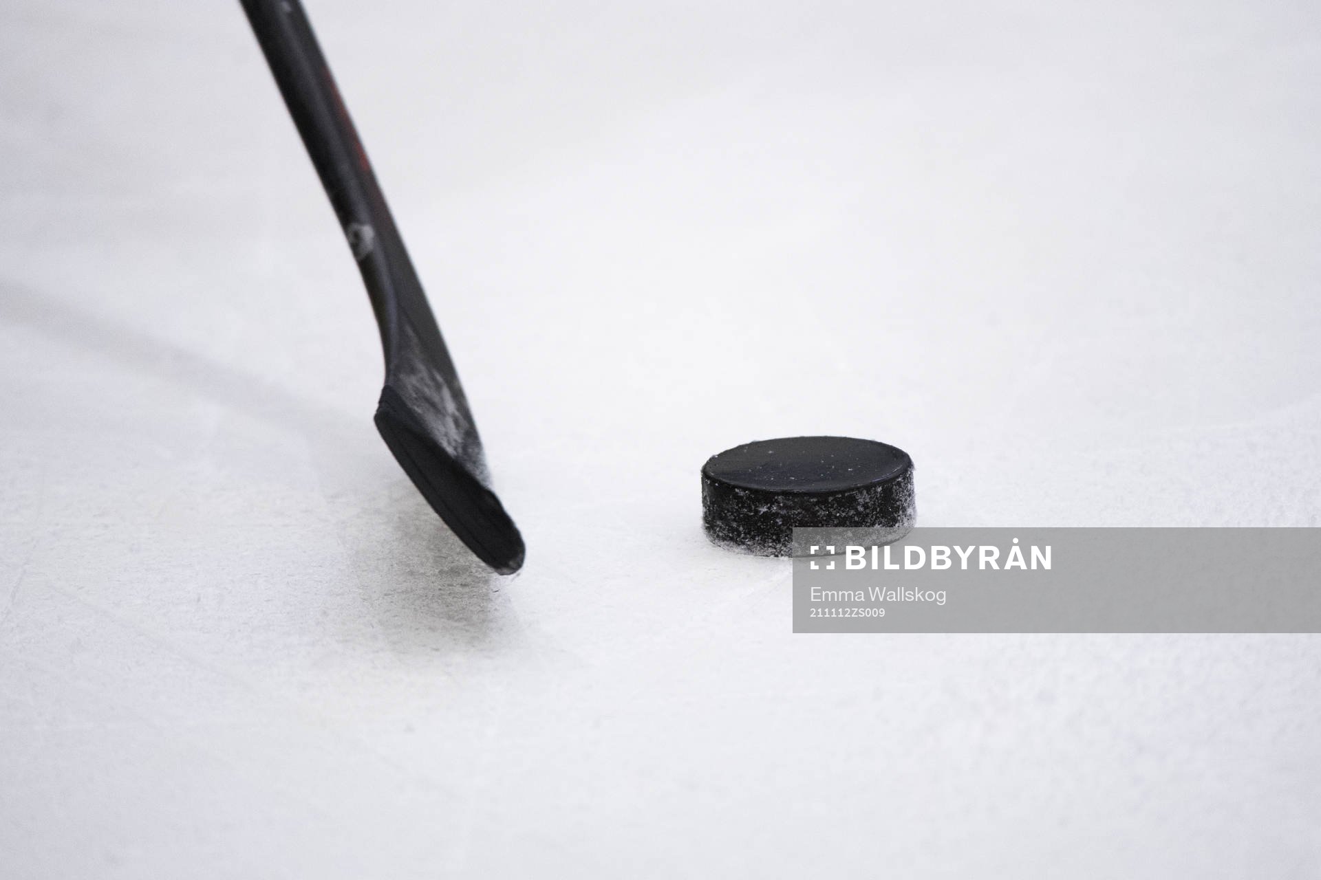 Klubba och puck innan ishockeymatchen i Hockeyallsvenskan