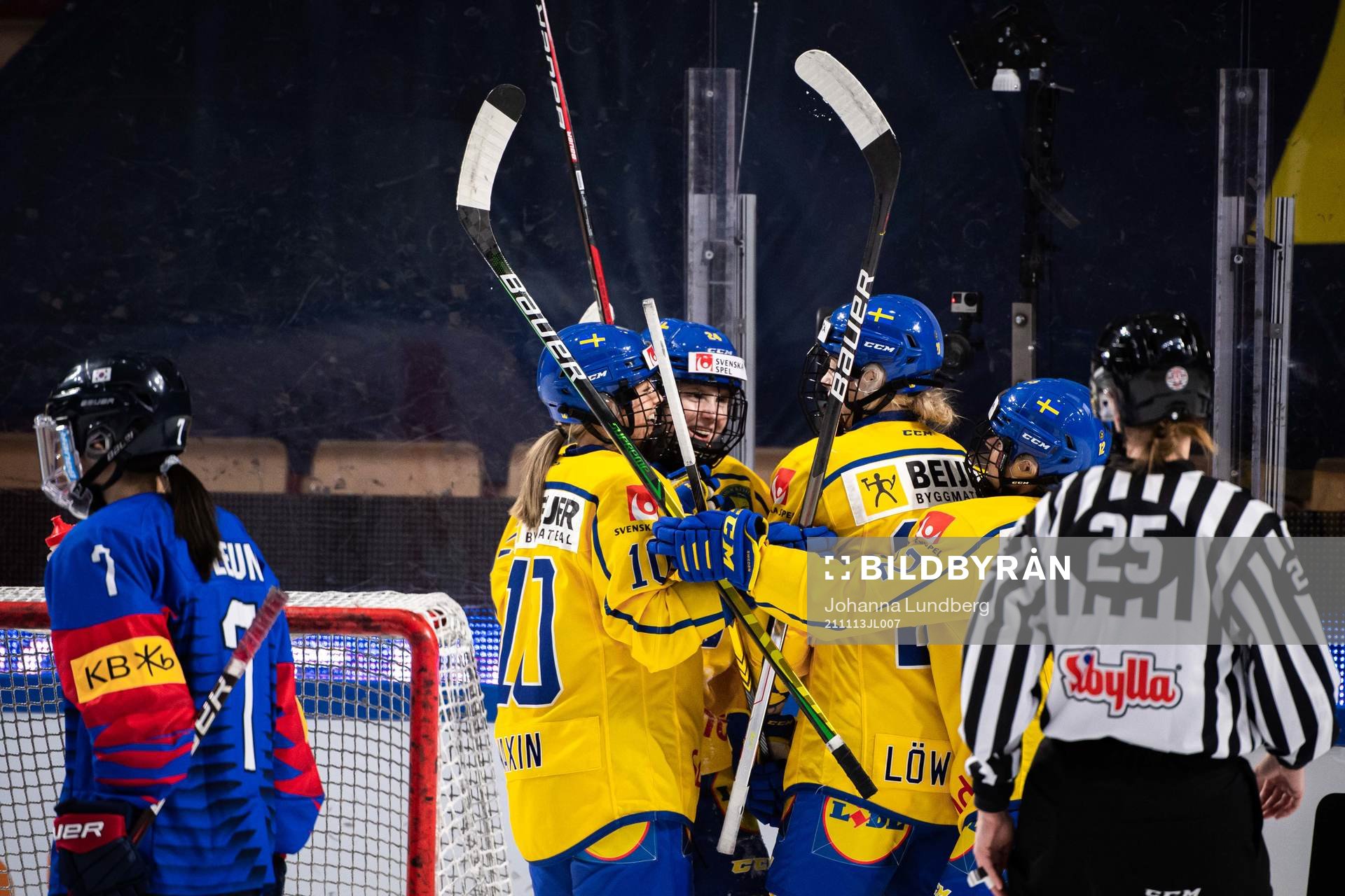 Felizia Wikner-Zienkiewicz of Sweden celebrate with