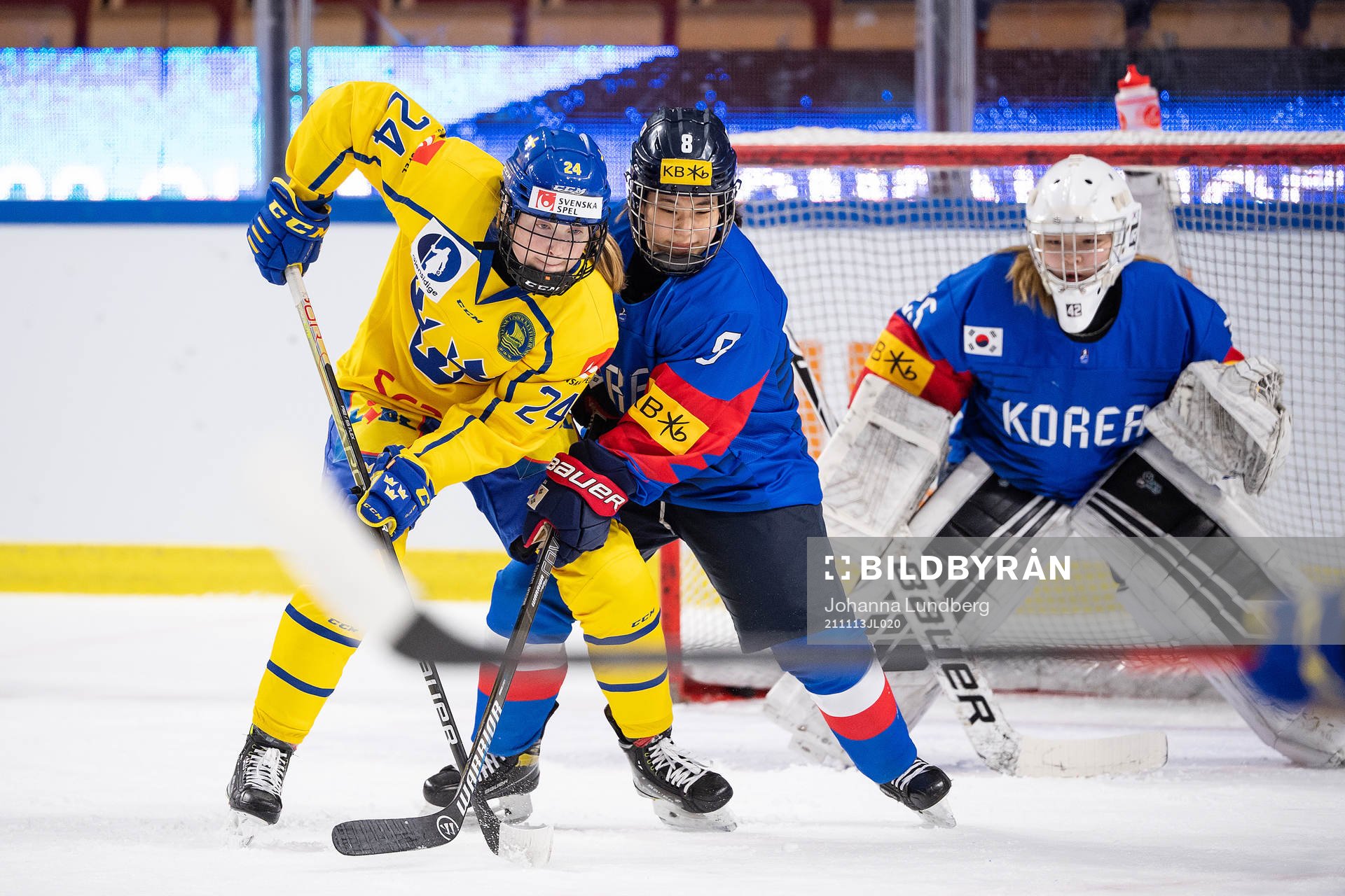 Felizia Wikner-Zienkiewicz of Sweden and Selin Kim of Korea