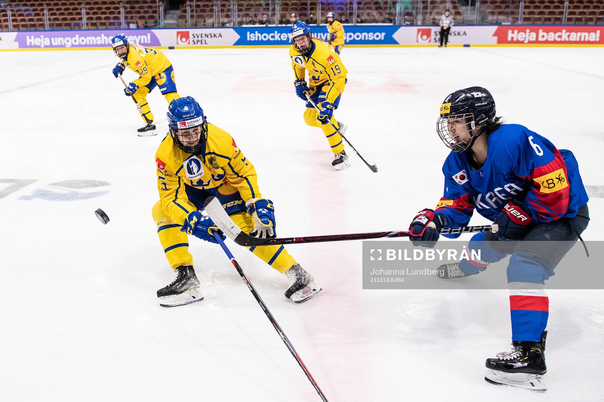 Johanna Fällman of Sweden and Yujung Choi of Korea