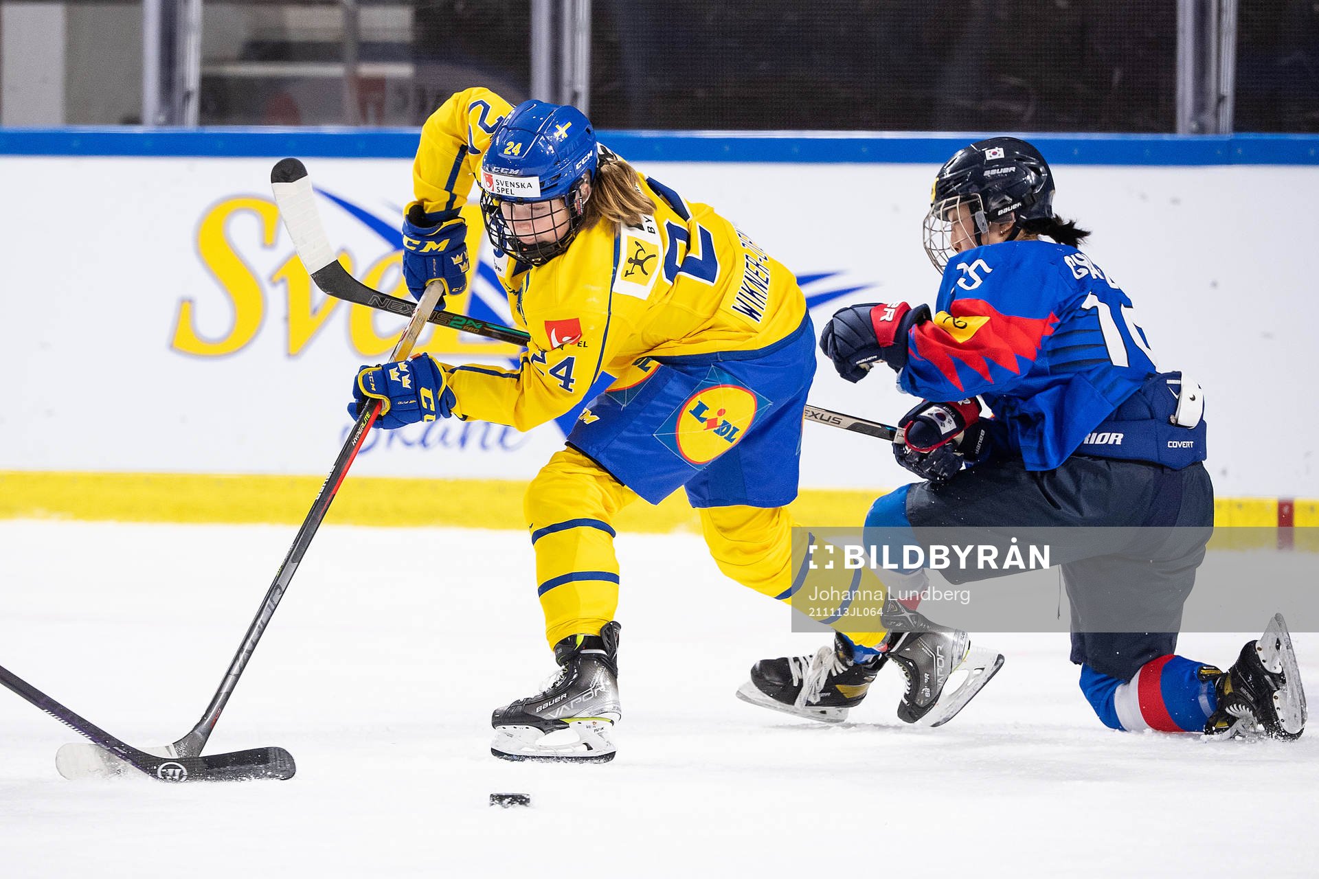Felizia Wikner-Zienkiewicz of Sweden and Chaelin Park of