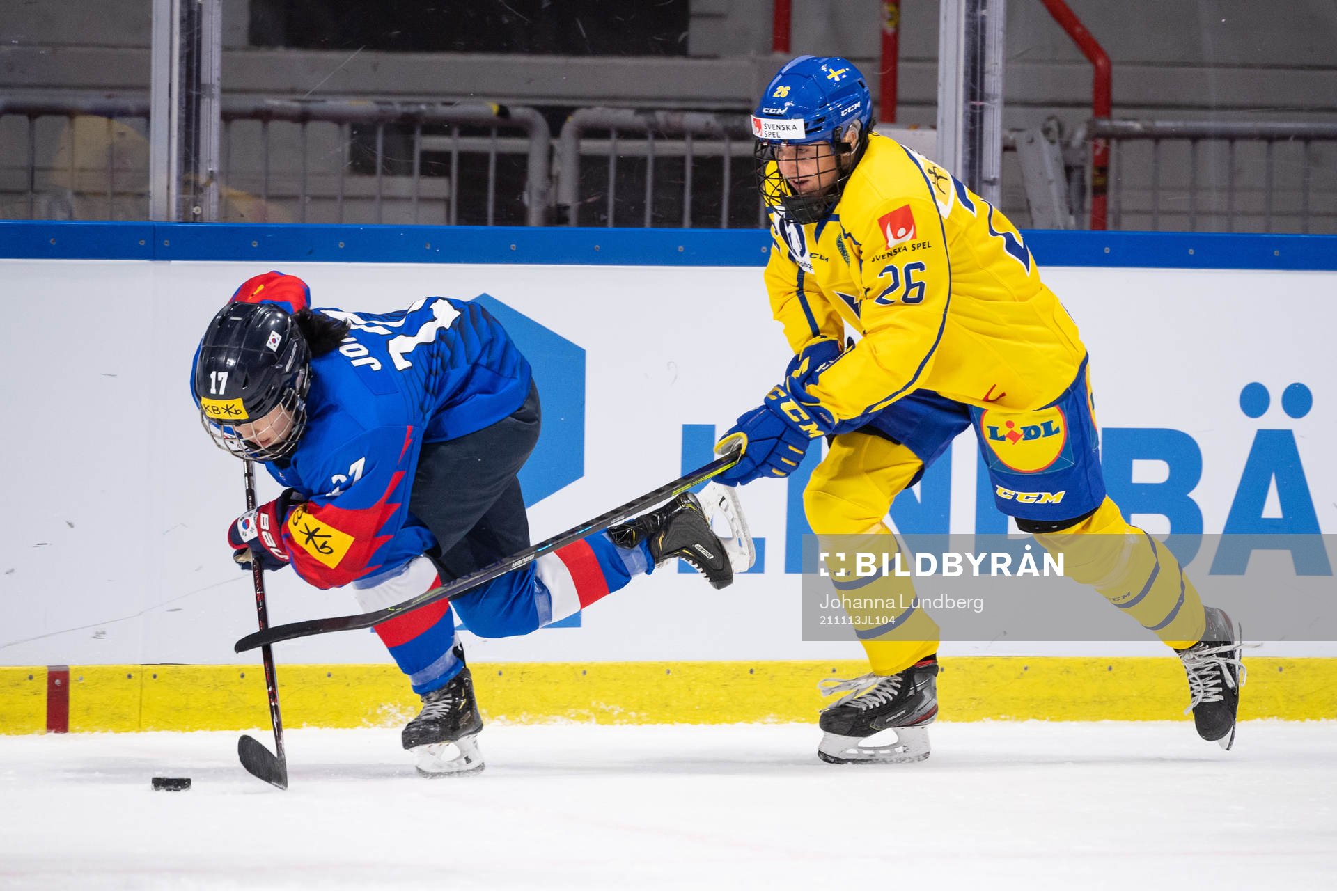 Jongah Park of Korea and Hanna Olsson of Sweden
