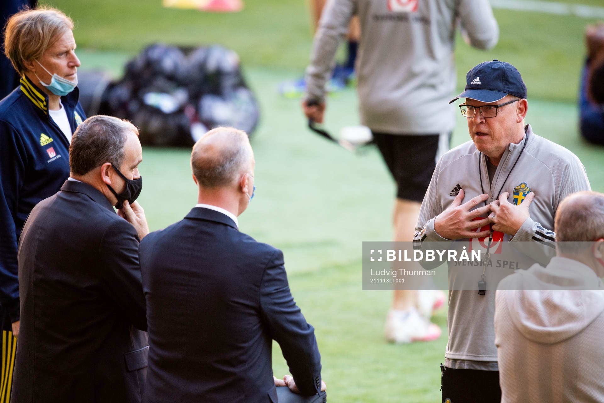 Head coach Janne Andersson of Sweden in a discussion with