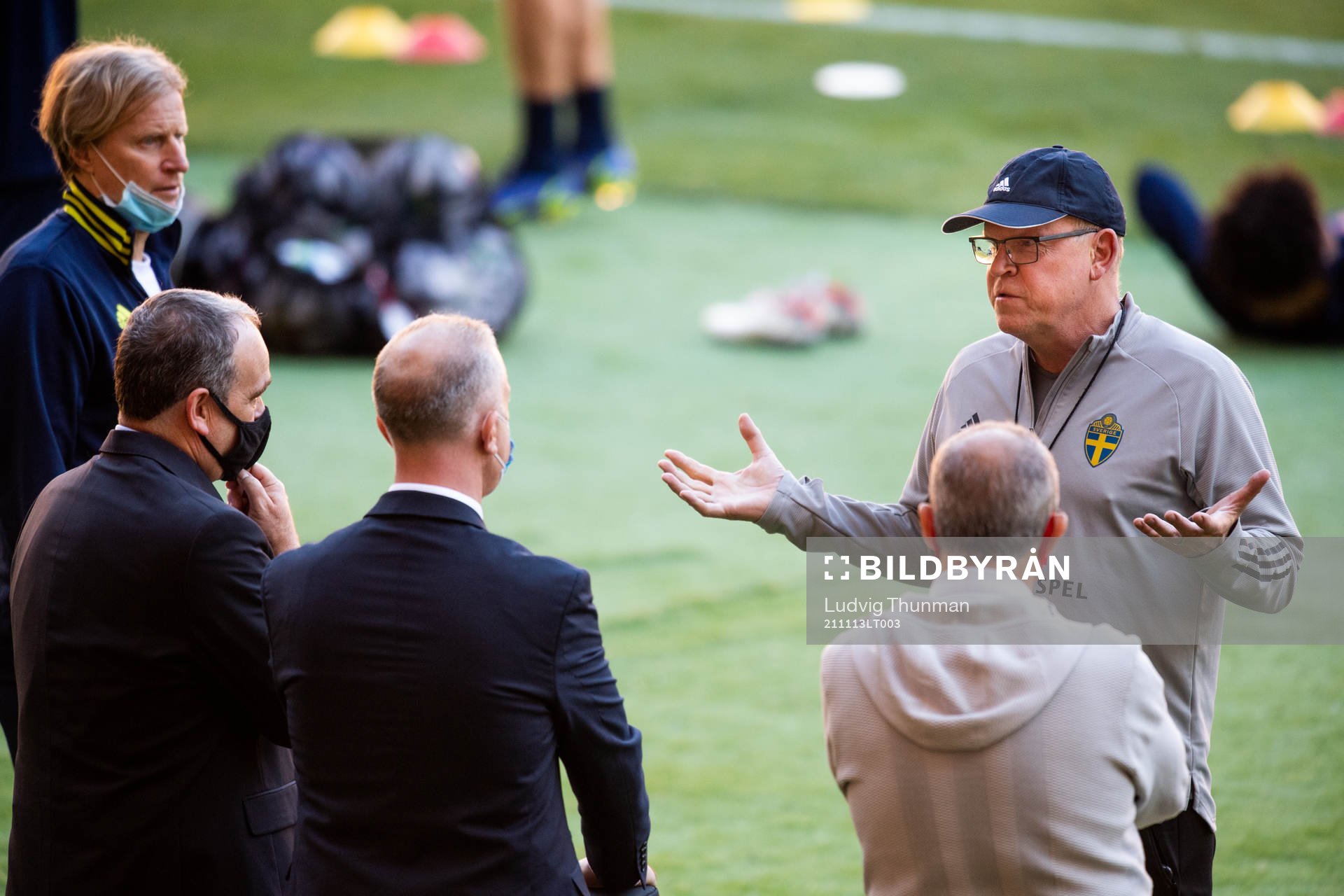 Head coach Janne Andersson of Sweden in a discussion with
