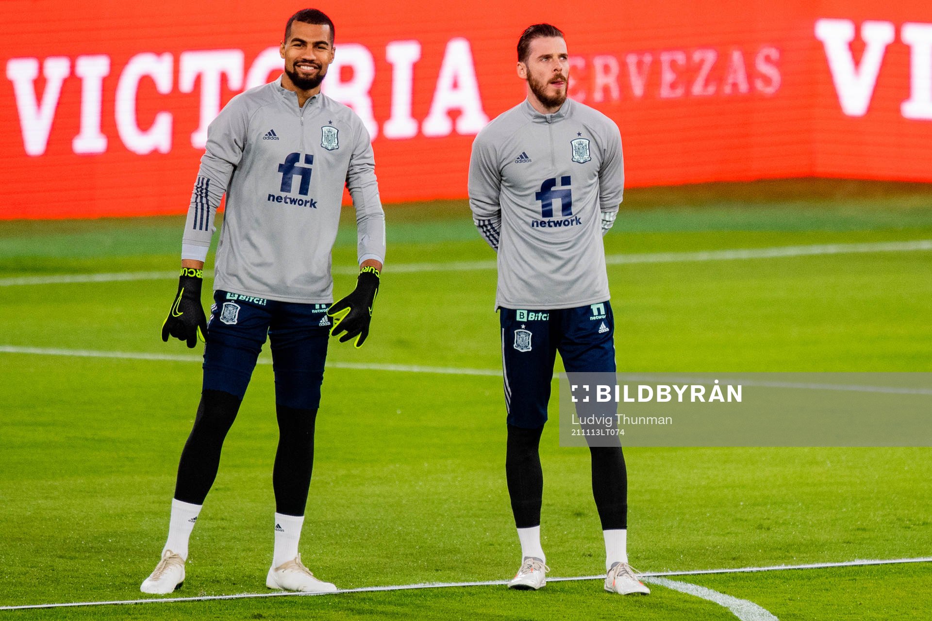 Goalkeeper Robert Sánchez and David de Gea of the Spanish