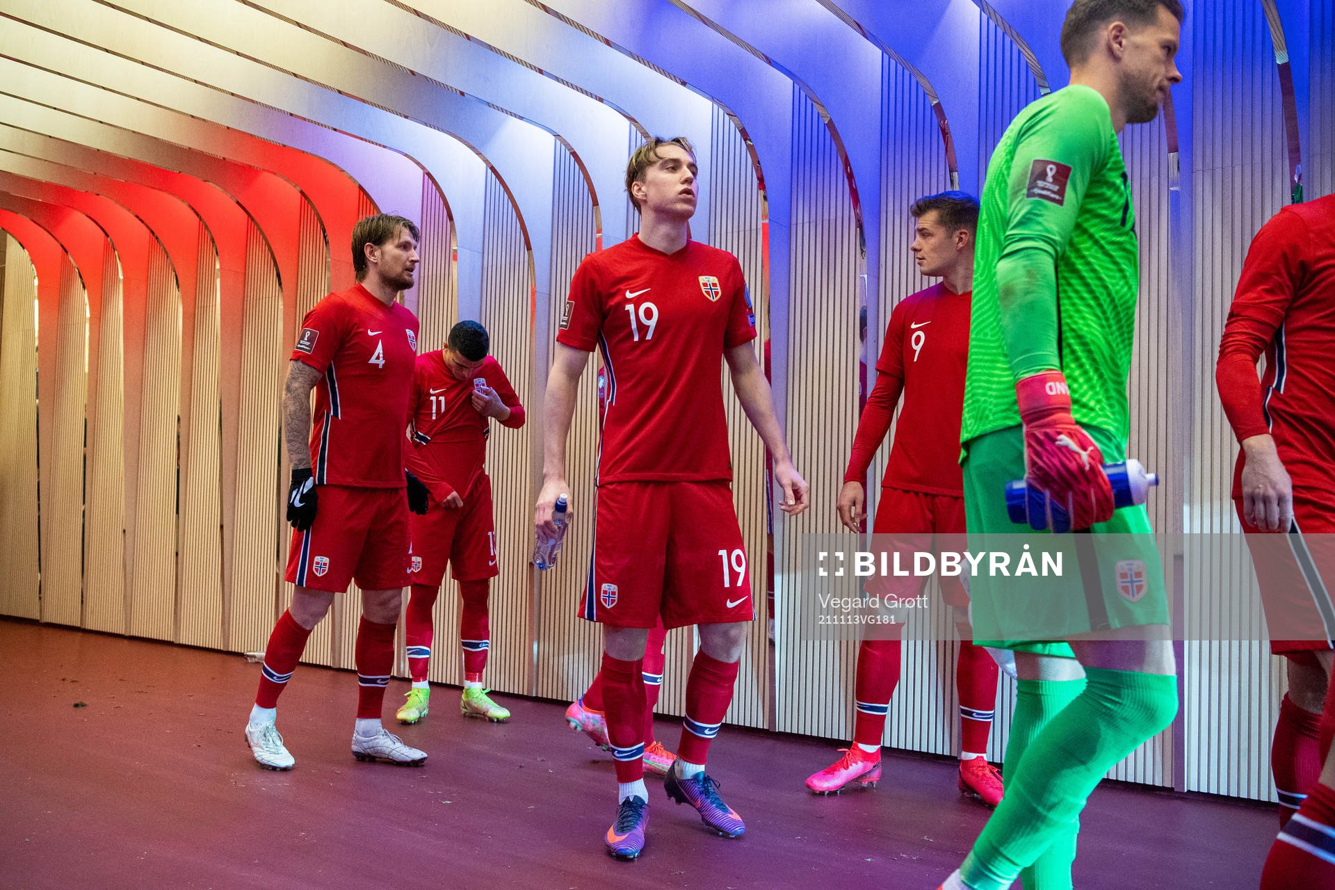 Kristian Thorstvedt and players of Norway at half-time