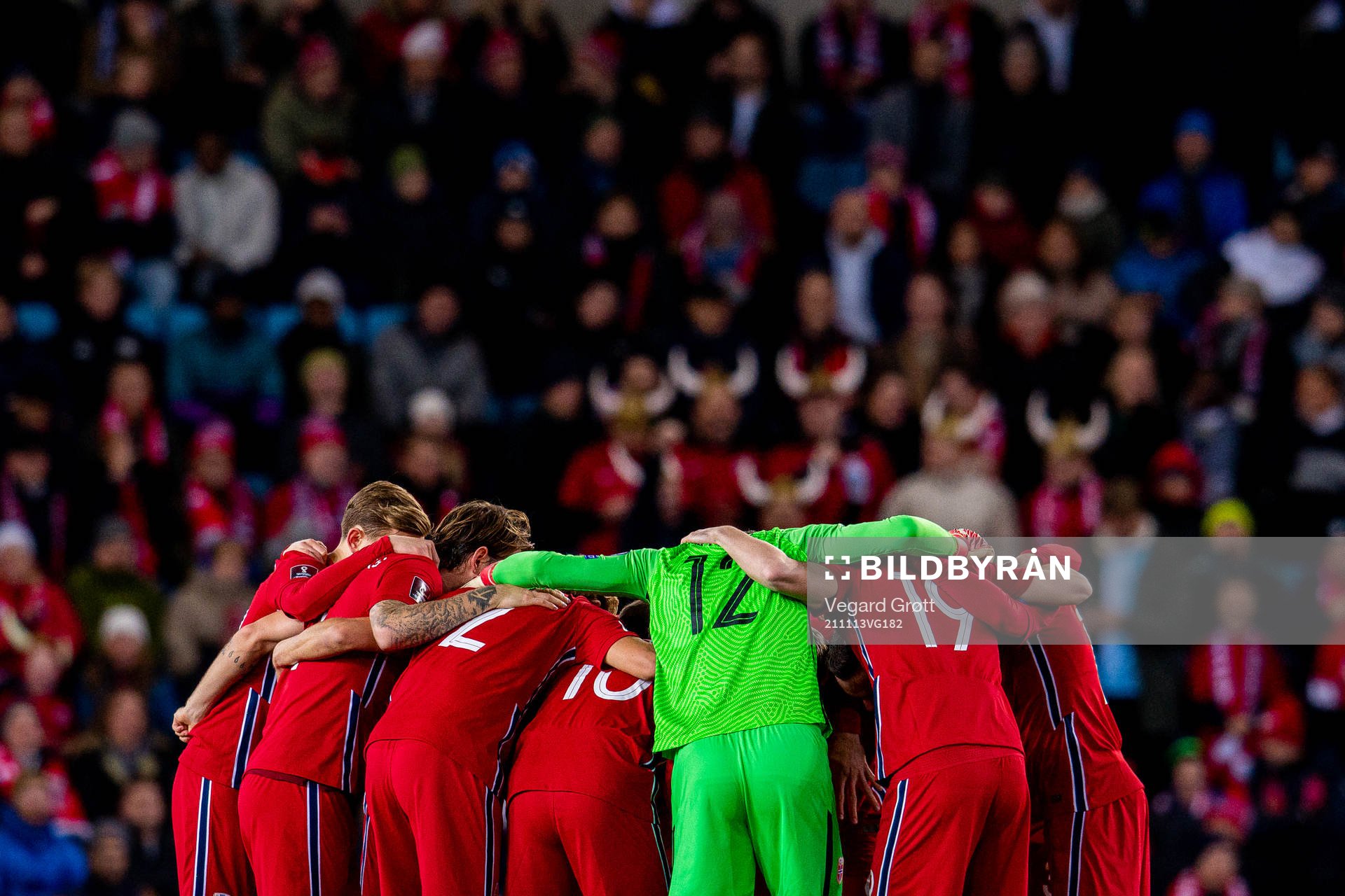 Players of Norway gather in a circle