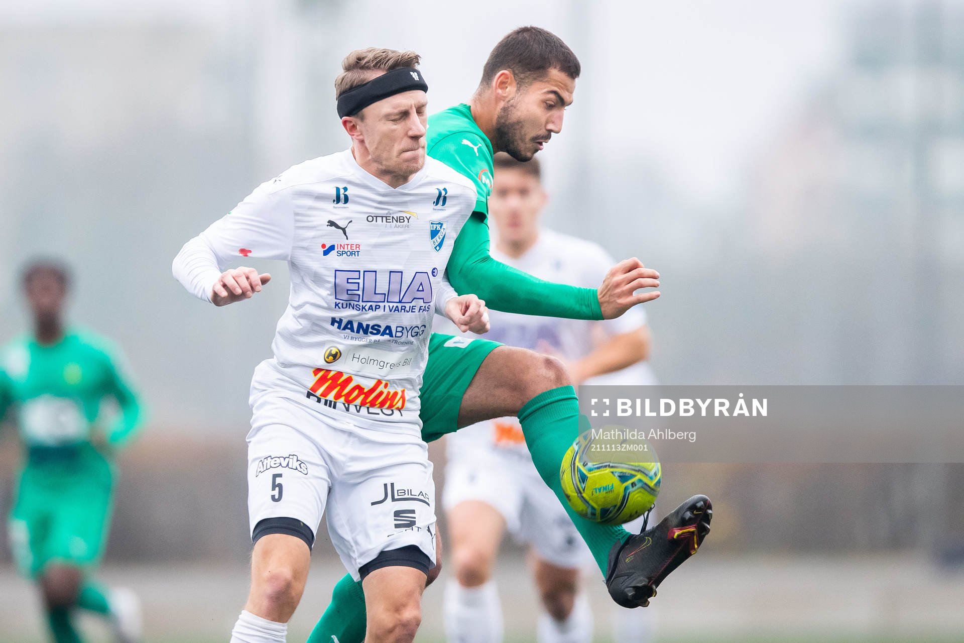 Bergas Joakim Karlsson och Olympics Aron Nouicer under fotbollsmatchen i divison 2 Södra Götaland mellan Olympic och Berga den 13 november 2021 i Malmö.