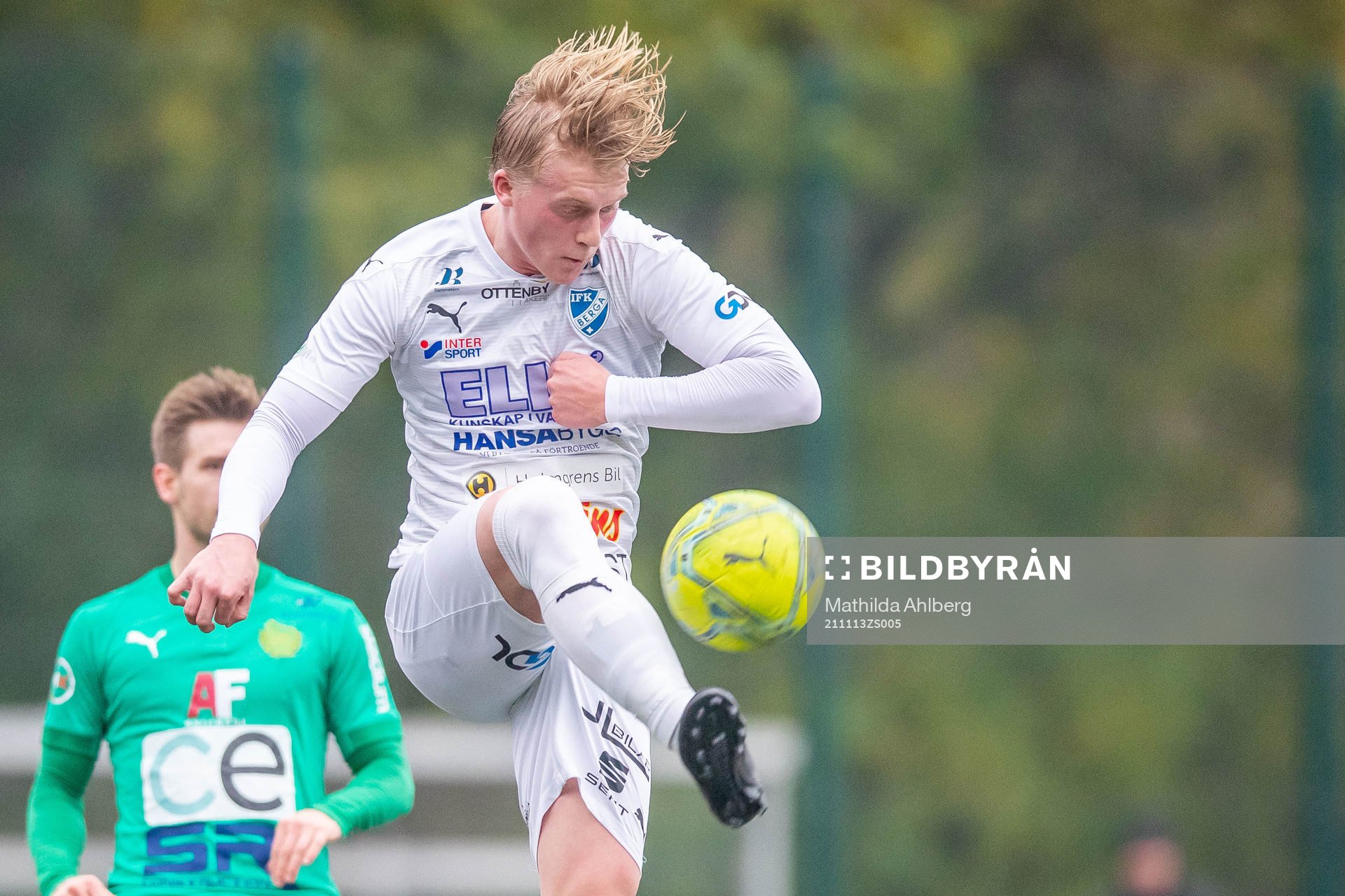  Bergas Carl Åhlund under fotbollsmatchen i divison 2 Södra Götaland mellan Olympic och Berga den 13 november 2021 i Malmö. 