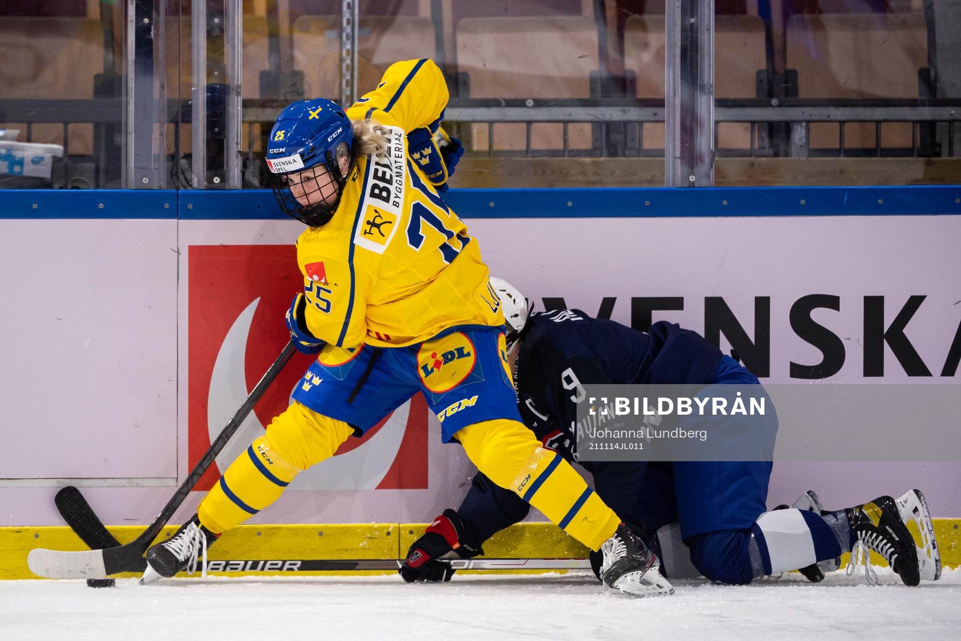 Lina Ljungblom of Sweden and Marion Allemoz of France