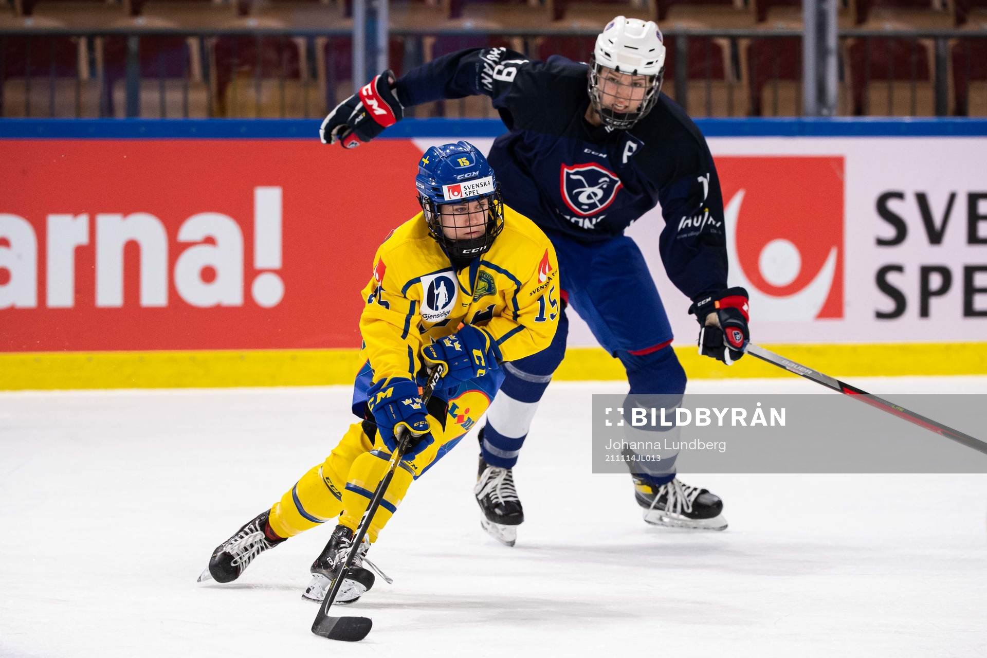 Lisa Johansson of Sweden and Lore Baudrit of France