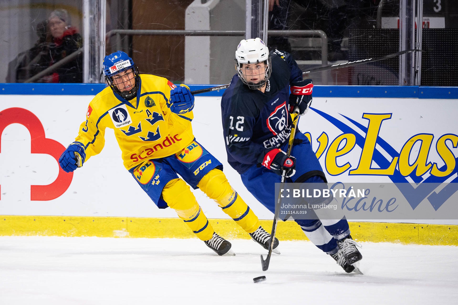 Anna Kjellbin of Sweden and Estelle Duvin of France