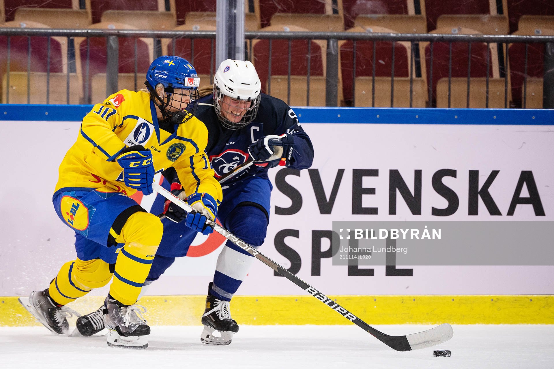 Mina Waxin of Sweden and Morgane Rihet of France