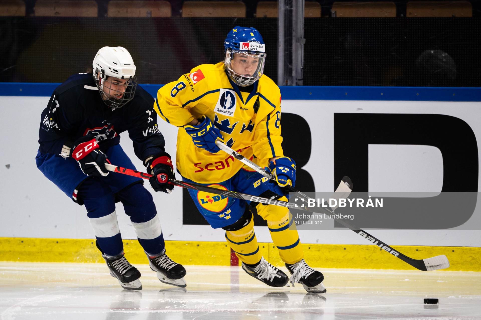 Chloe Aurard of France and Ebba Berglund of Sweden