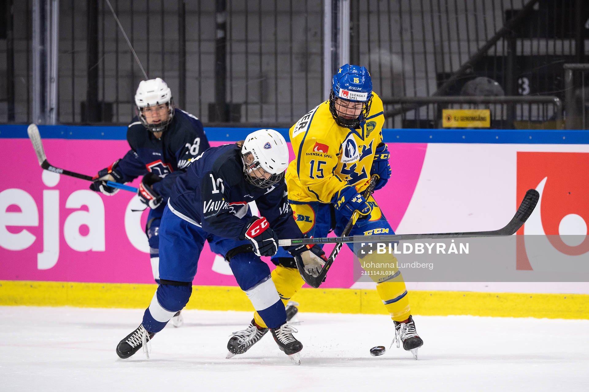 Morgane Rihet of France and Lisa Johansson of Sweden