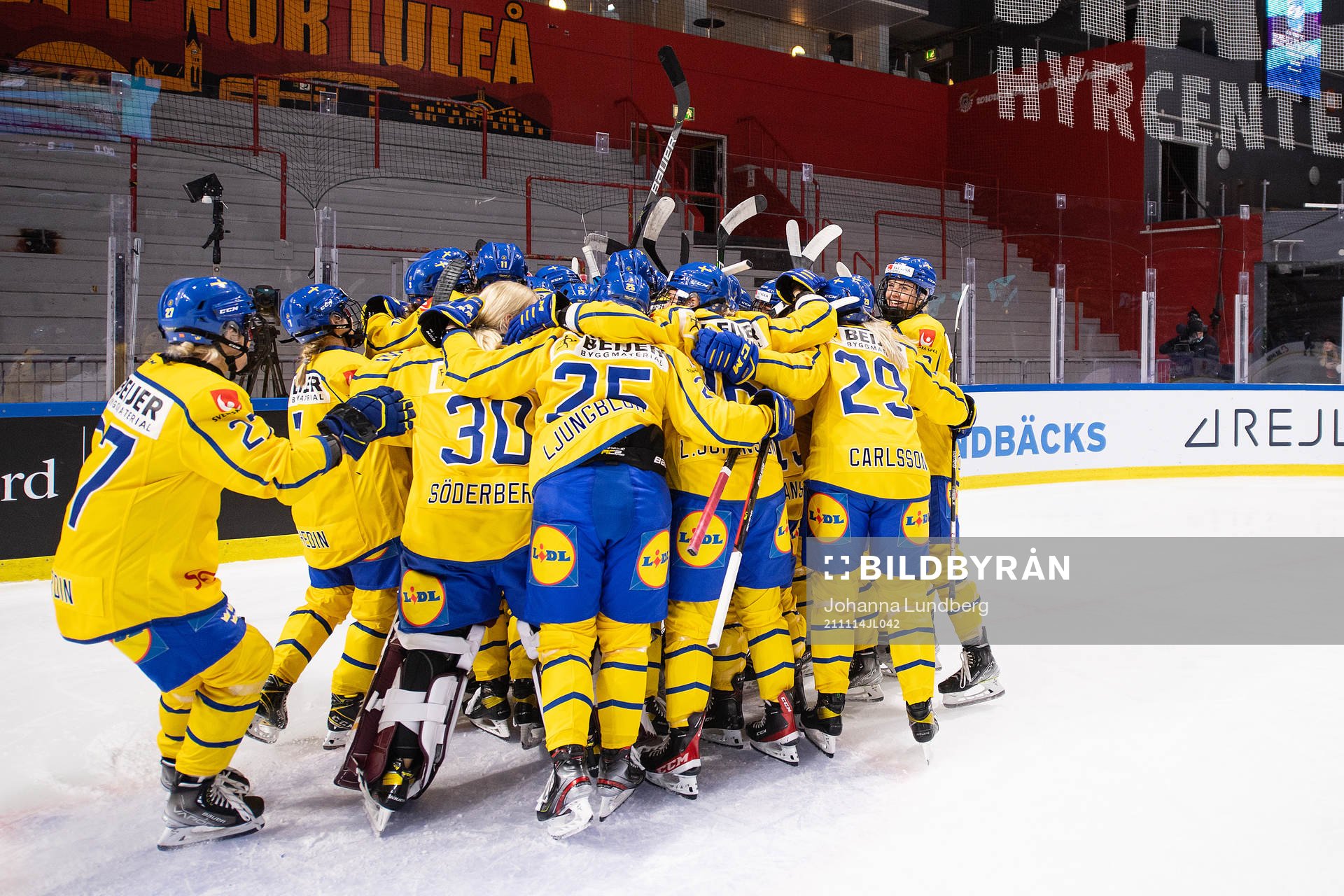 Players of Sweden celebrate