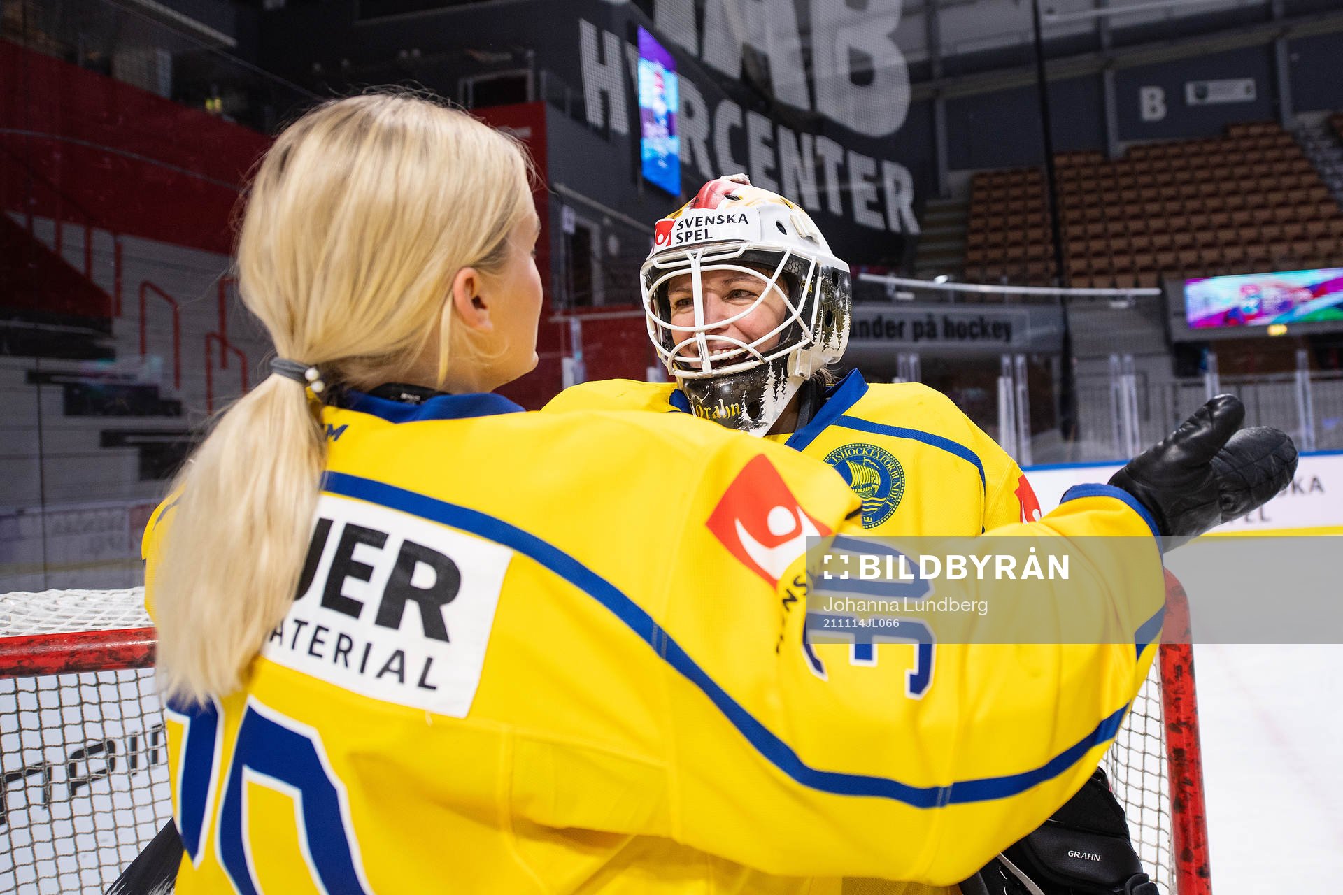 goalkeeper Emma Söderberg and goalkeeper Sara Grahn of