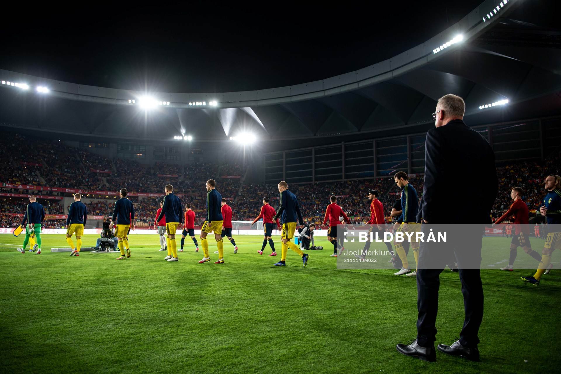 Head coach Janne Andersson of Sweden sees the players enter