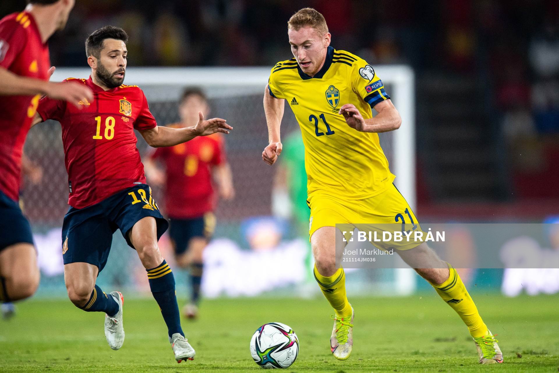 Jordi Alba of Spain and Dejan Kulusevski of Sweden