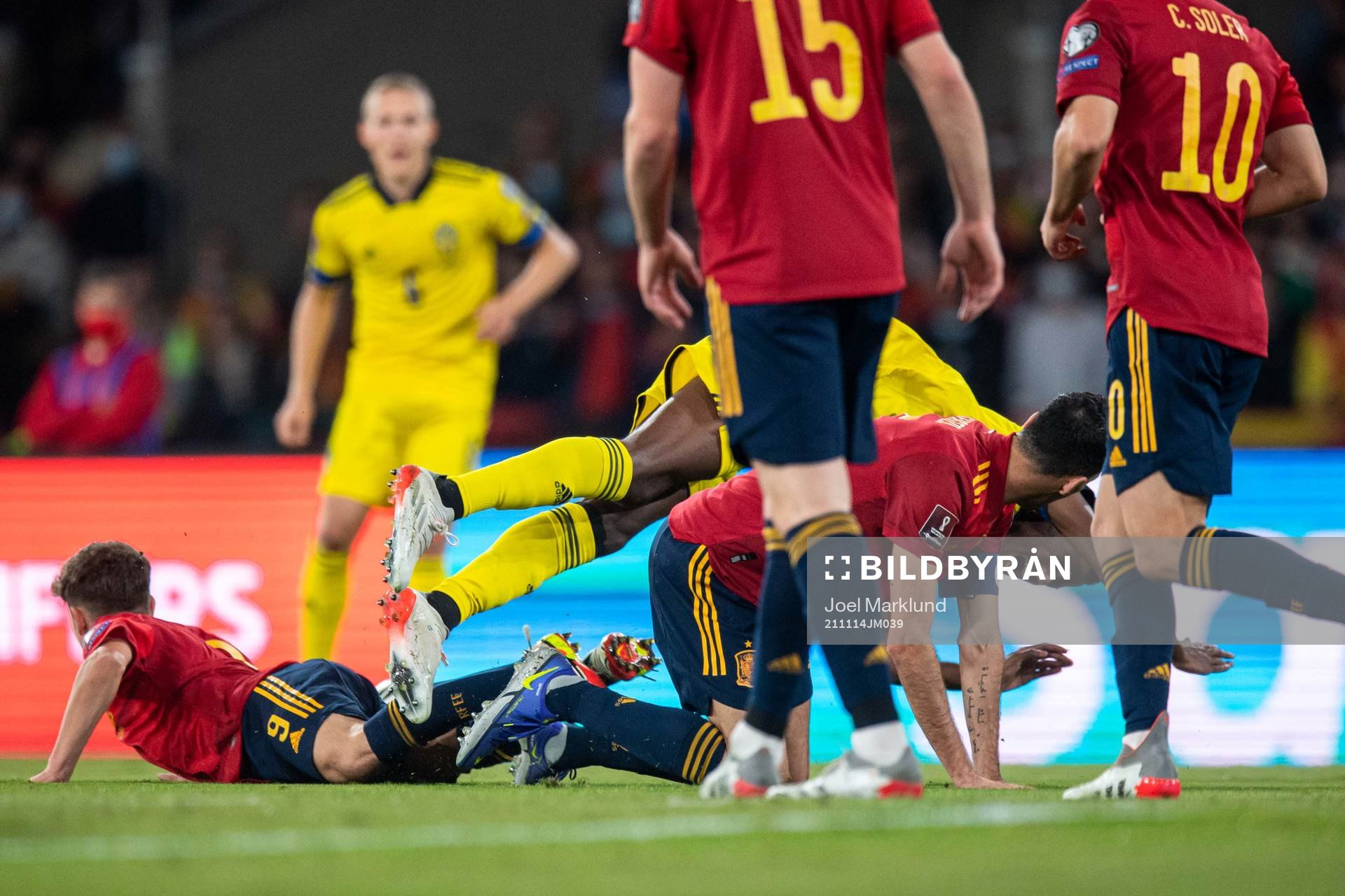 Alexander Isak of Sweden against Gavi and Sergio Busquets
