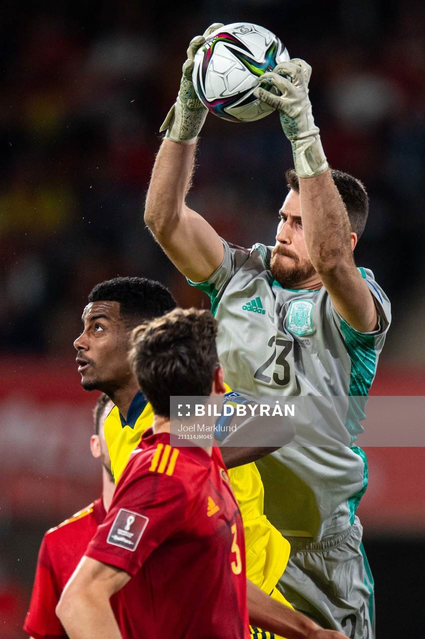 Alexander Isak of Sweden and goalkeeper Unai Simon of Spain