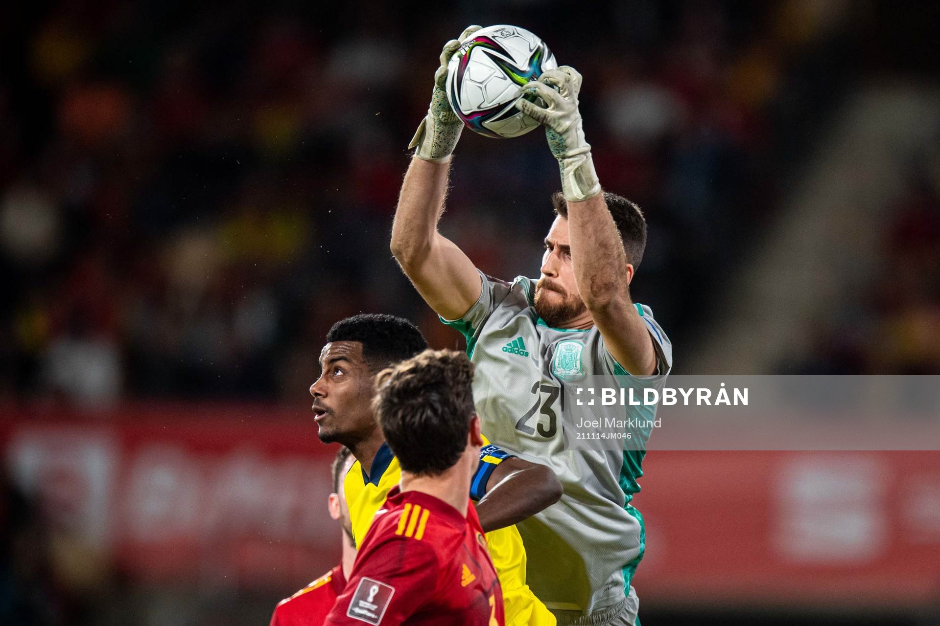 Alexander Isak of Sweden and goalkeeper Unai Simon of Spain
