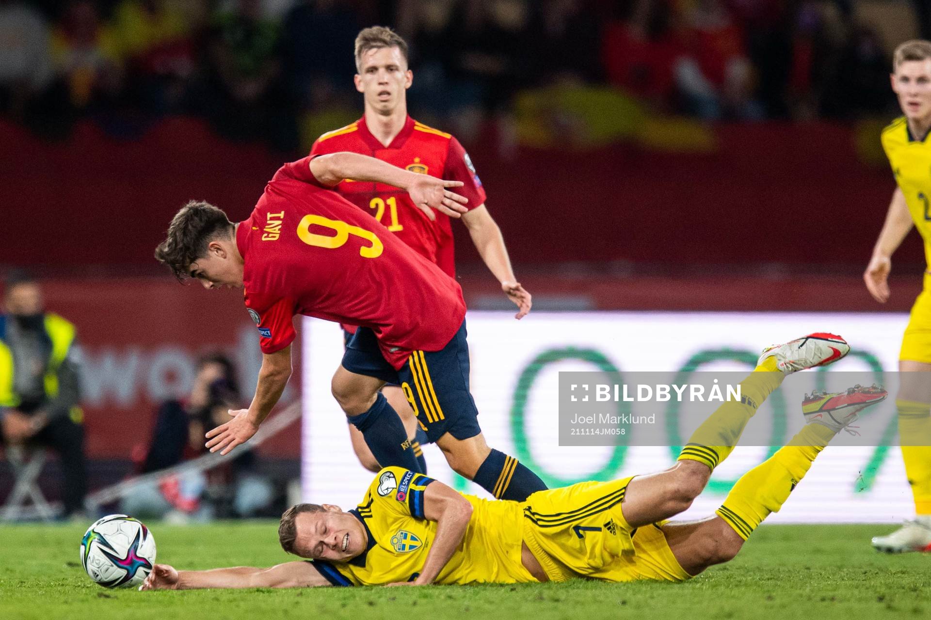 Gavi of Spain and Viktor Claesson of Sweden